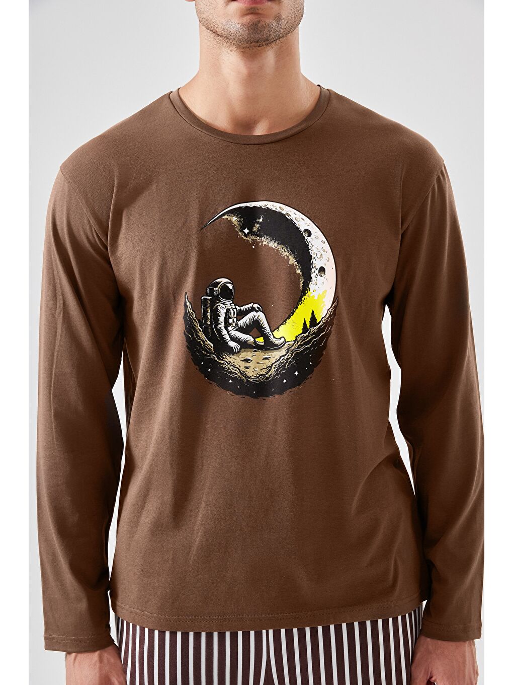 Kahverengi Erkek Pamuklu Uzun Kollu Üst Astronot Baskılı Alt Çizgili Pijama Takımı-4