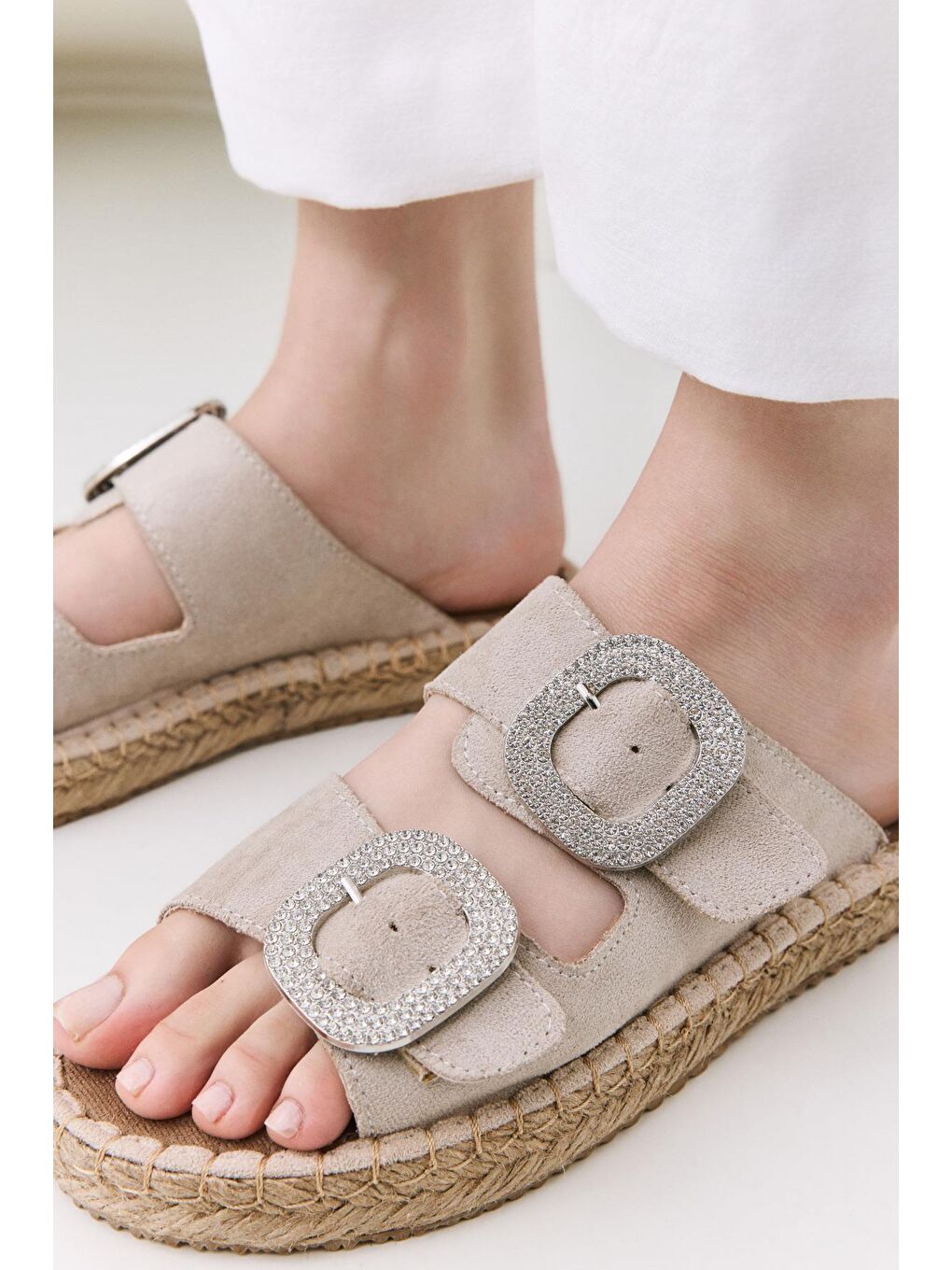 Kadın Bej  Tokalı Kemerli Düz Terlik-1