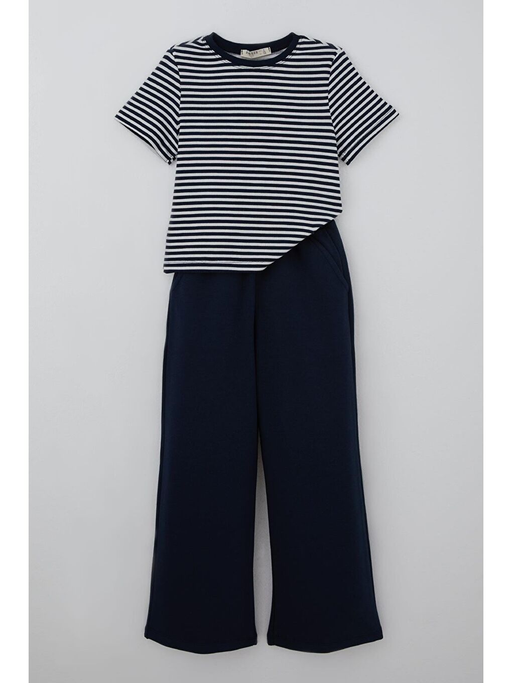 Kız Çocuk Pantolonlu Takım Arma Detaylı Pantolonu Fiyonk Aksesuarlı Lacivert (6-12 Yaş)