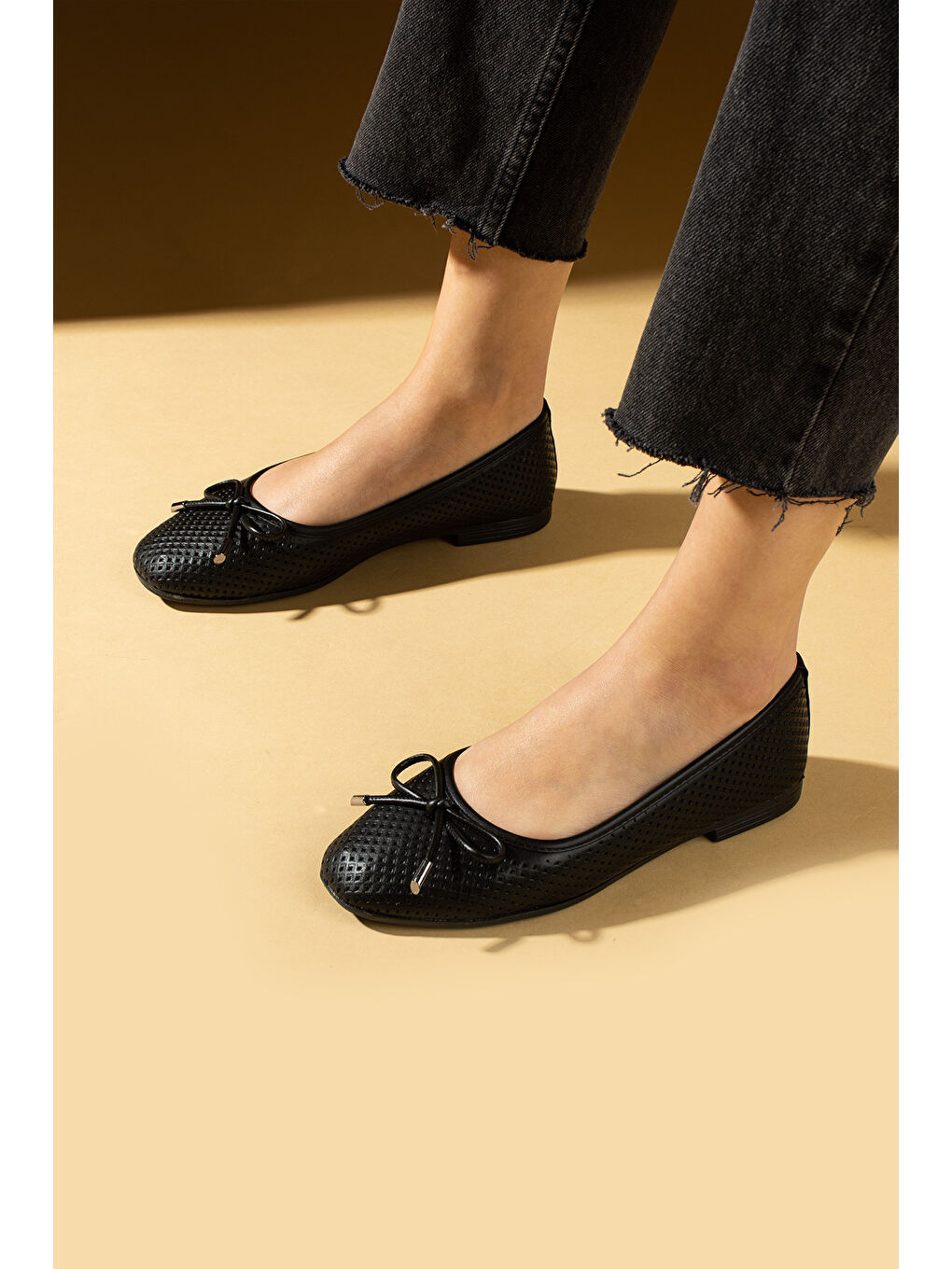 Siyah Lazer Kesim Fiyonk Detaylı Rahat Taban Kadın Babet 57-34-25Lazer