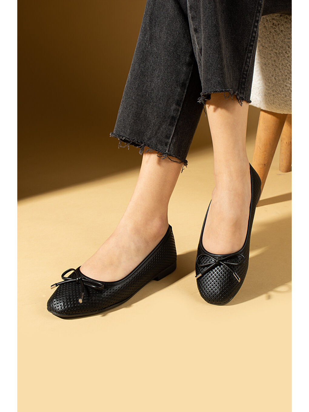 Siyah Lazer Kesim Fiyonk Detaylı Rahat Taban Kadın Babet 57-34-25Lazer-1