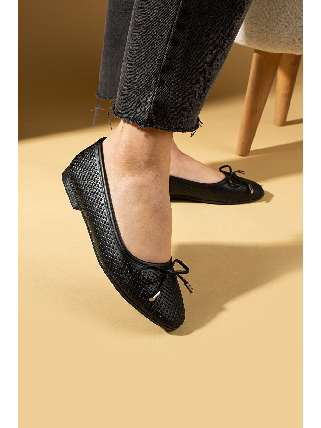 Siyah Lazer Kesim Fiyonk Detaylı Rahat Taban Kadın Babet 57-34-25Lazer-2