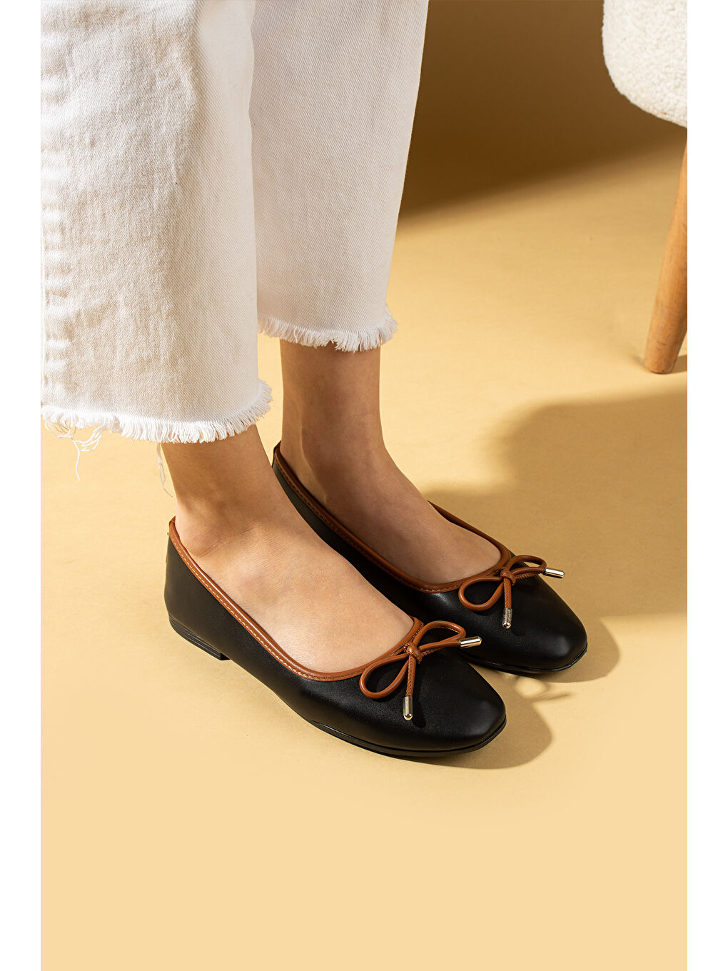 Siyah Fiyonk Detaylı Rahat Taban Kadın Babet 57-34-25Çt