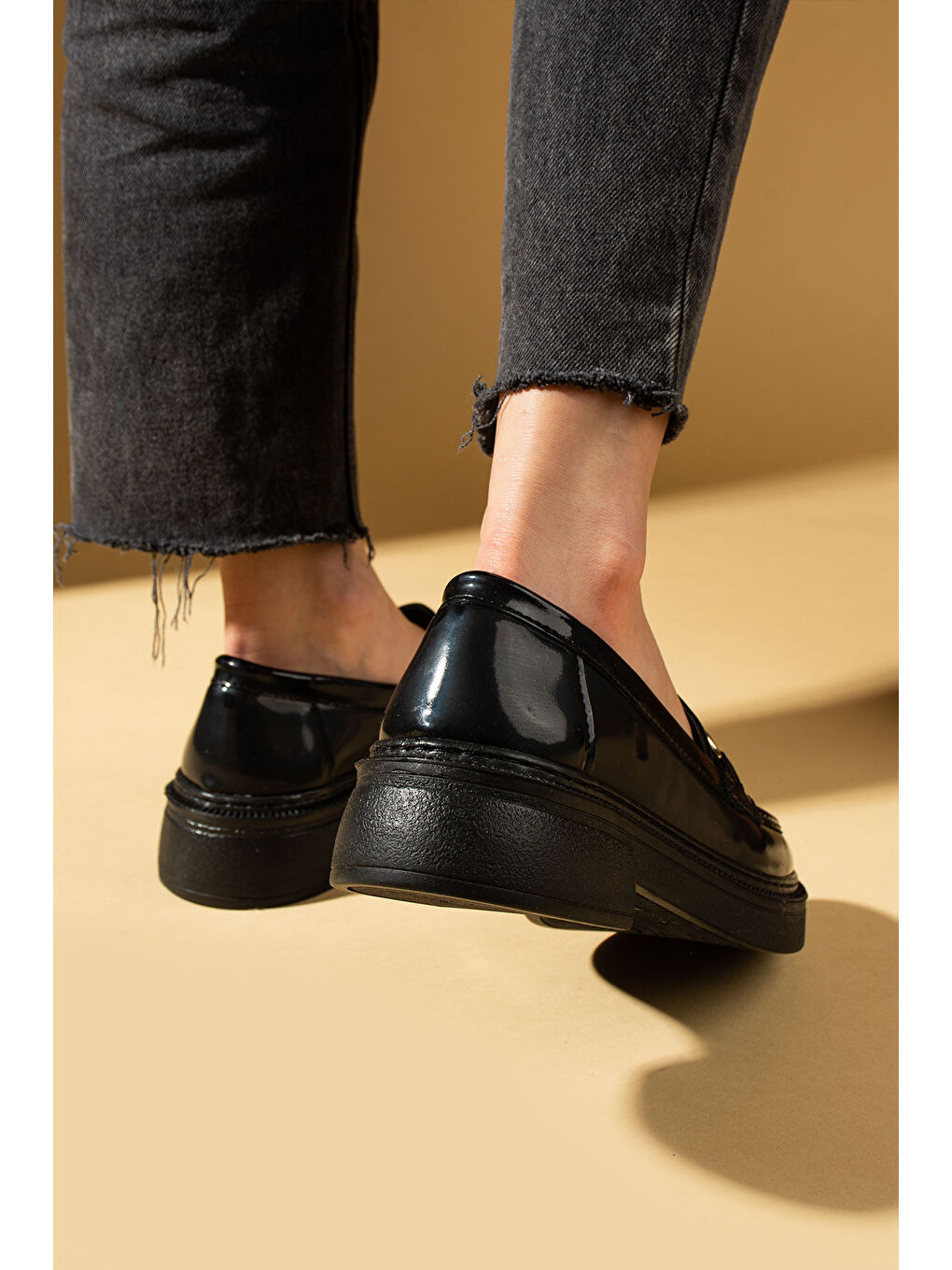 Siyah Yüksek Taban Toka Detaylı Kadın Loafer 43-1803-25Rugan-2