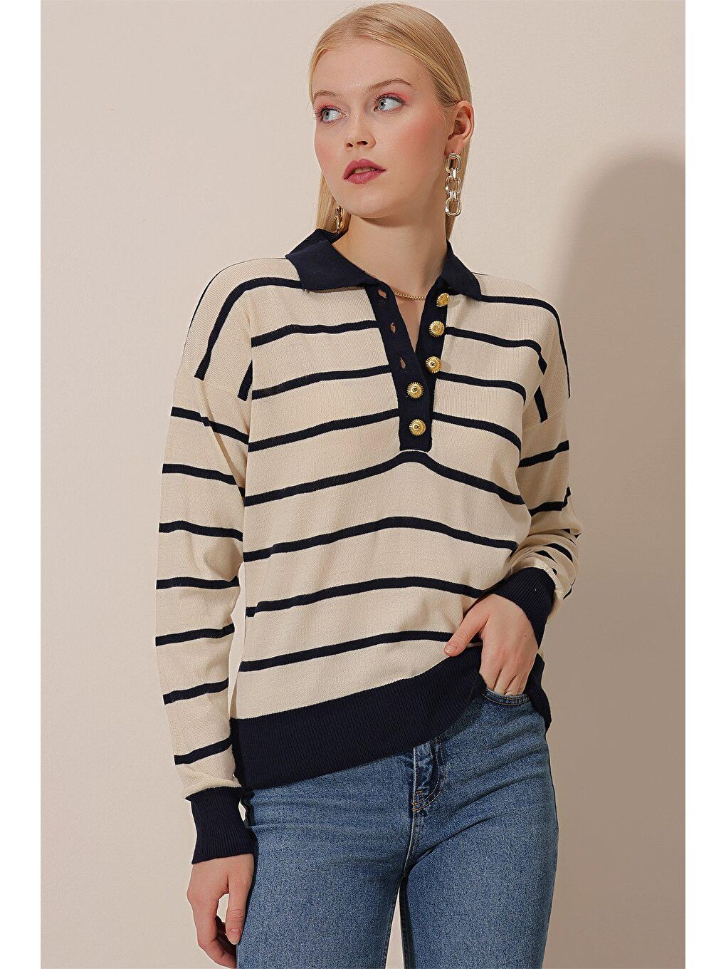 Ekru Polo Yaka Gold Düğmeli Çizgili Triko Kazak