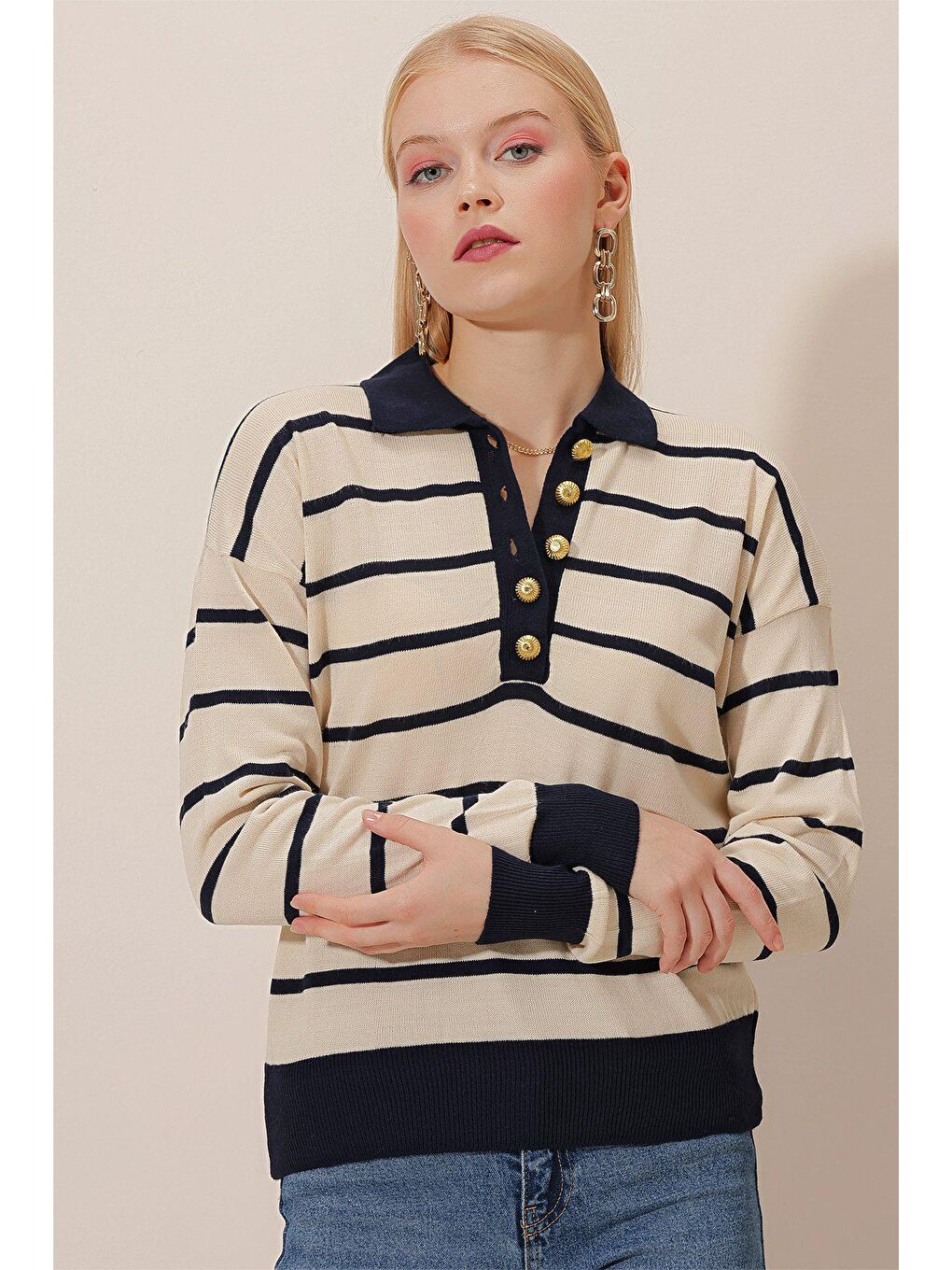 Ekru Polo Yaka Gold Düğmeli Çizgili Triko Kazak-1
