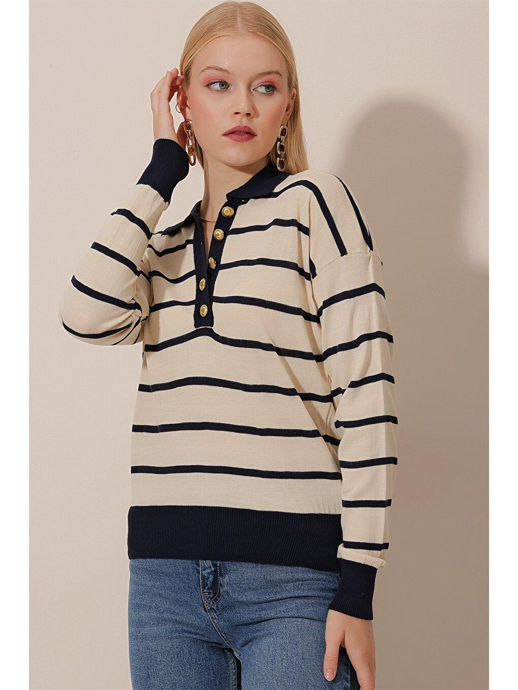 Ekru Polo Yaka Gold Düğmeli Çizgili Triko Kazak-2