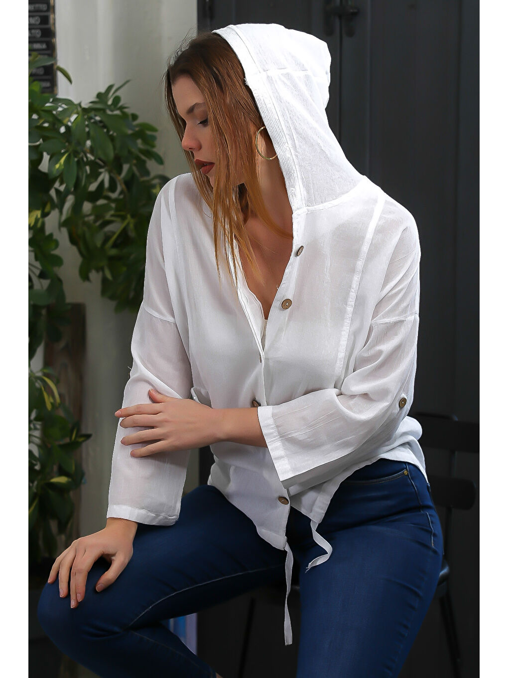Beyaz Kapüşonlu Düğmeli Uzun Kollu Çift Cepli Casual Dokuma Kapüşonlu Gömlek-1