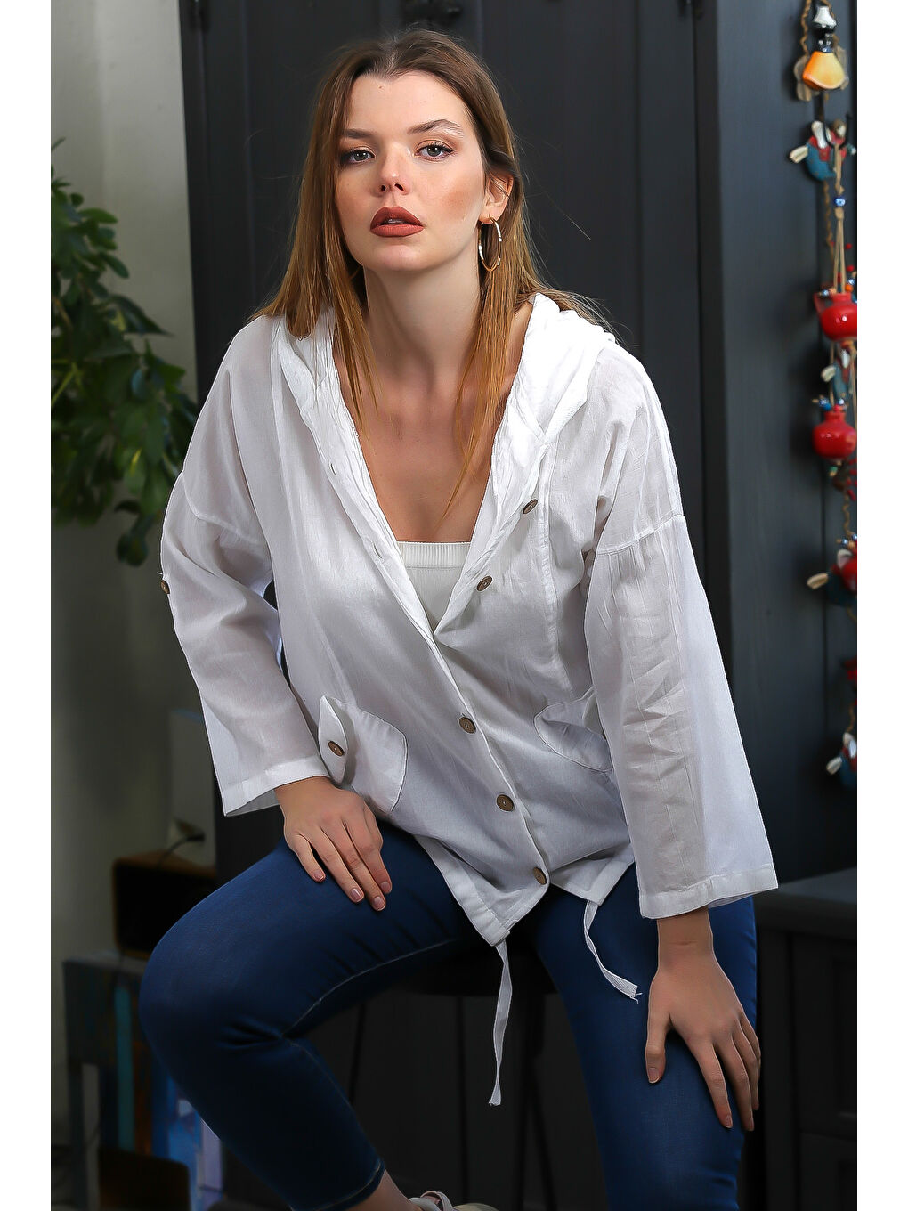 Beyaz Kapüşonlu Düğmeli Uzun Kollu Çift Cepli Casual Dokuma Kapüşonlu Gömlek-4