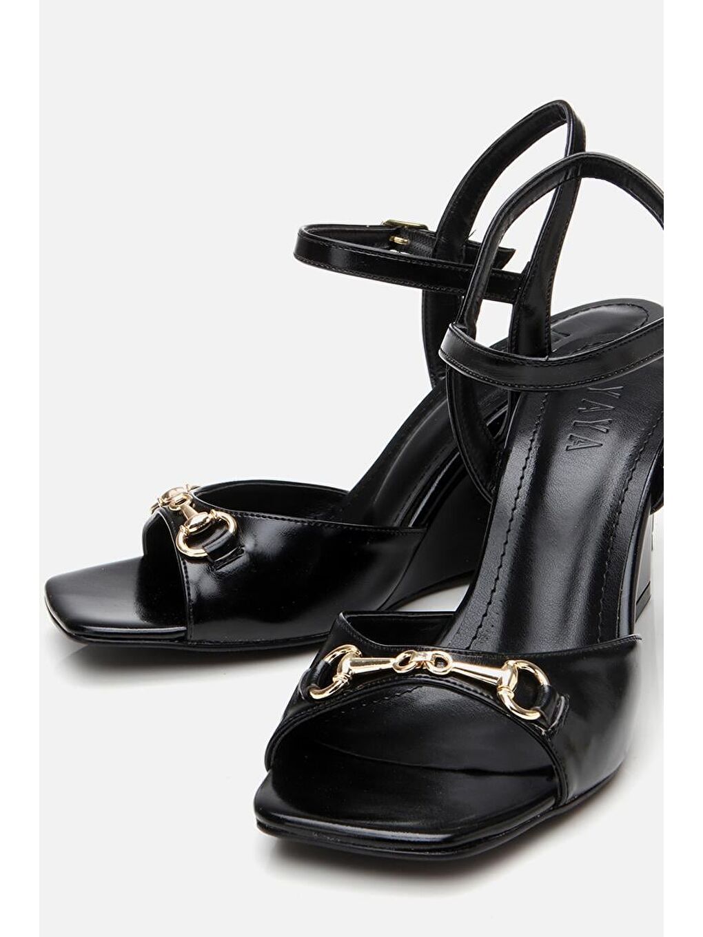 Kadın Siyah Tokalı Dolgu Topuklu Sandalet-2