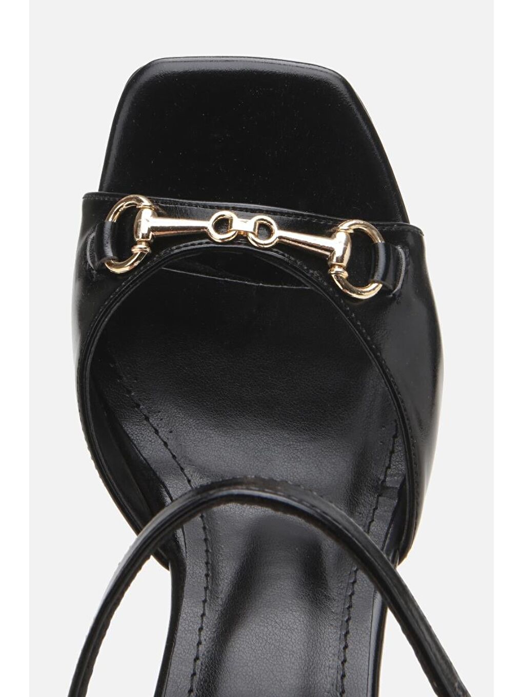 Kadın Siyah Tokalı Dolgu Topuklu Sandalet-3