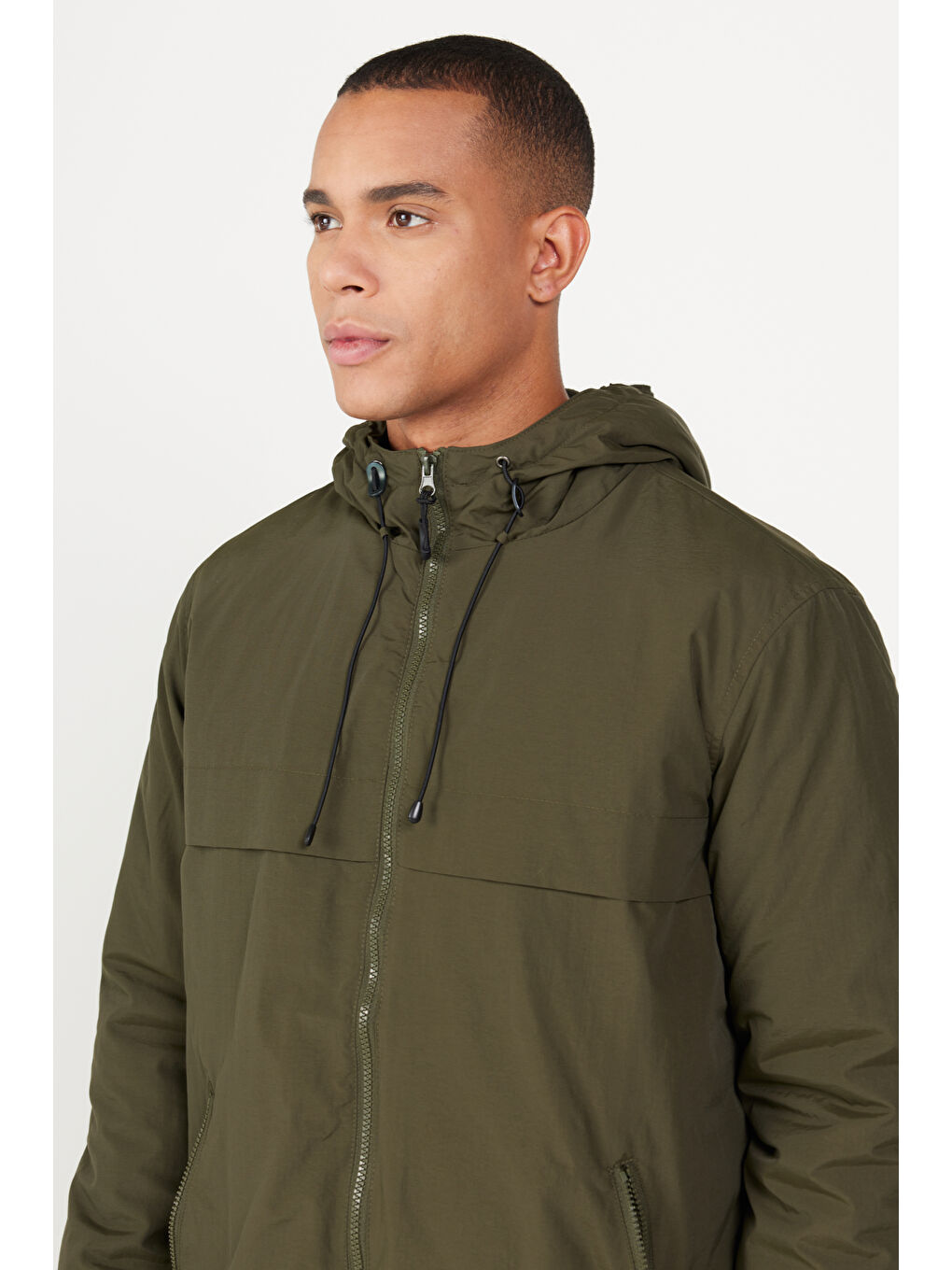 Erkek Haki Standart Fit Normal Kesim Kapüşonlu Yan Cepli Mont-1