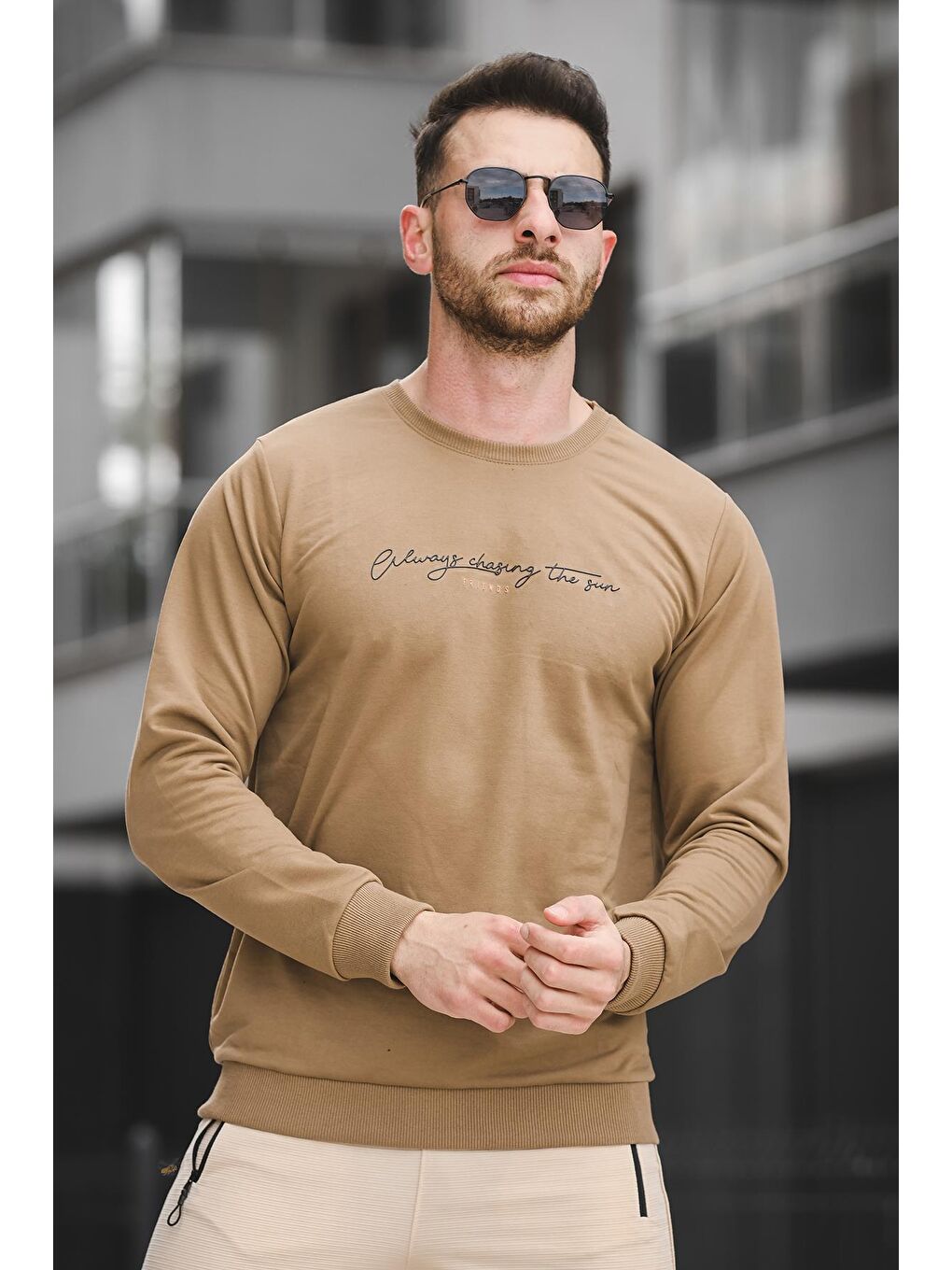 Kahverengi Friends Baskılı Slim Fit Likralı Sıfır Yaka Erkek Sweatshirt