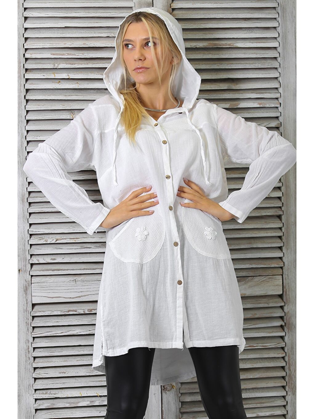 Beyaz Kapüşonlu Uzun Kol Düğmeli Çift Cepli Dokuma Long Fit Kapüşonlu Ceket