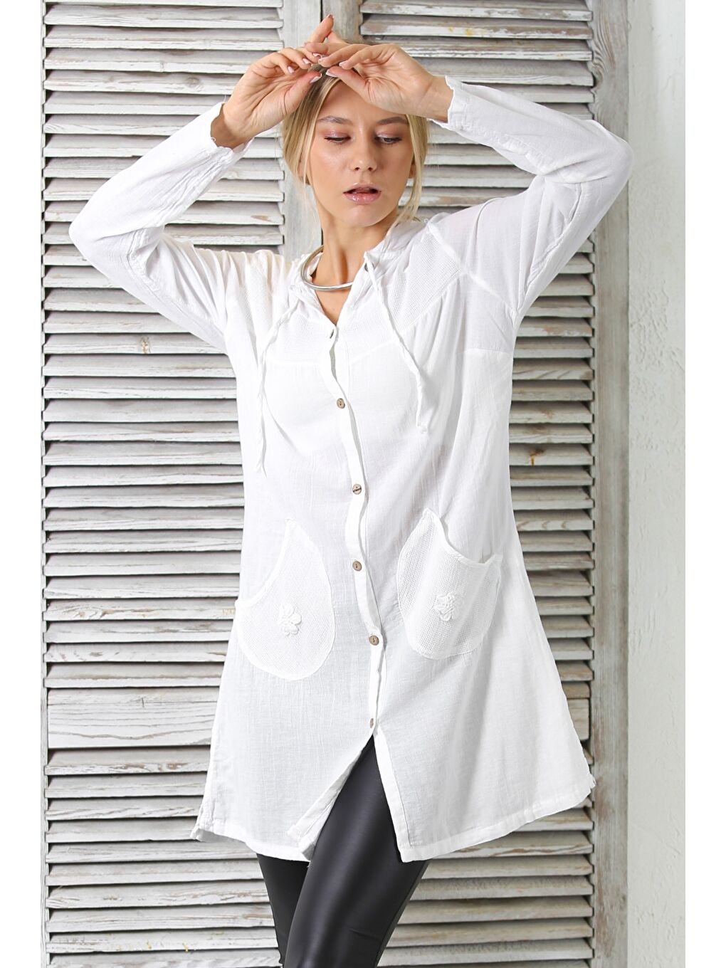 Beyaz Kapüşonlu Uzun Kol Düğmeli Çift Cepli Dokuma Long Fit Kapüşonlu Ceket-1