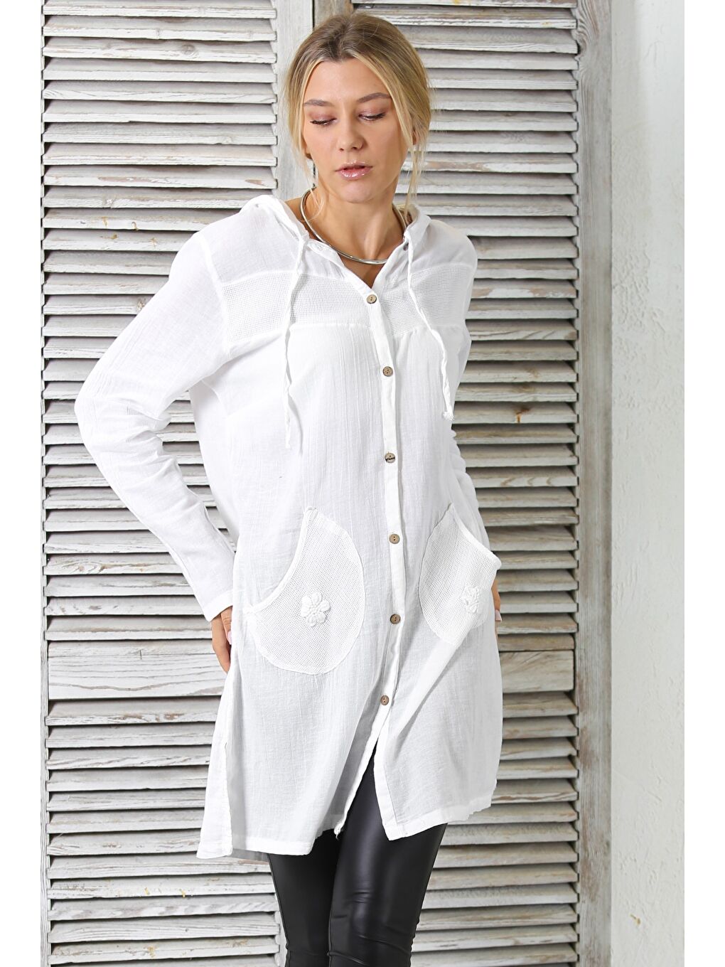 Beyaz Kapüşonlu Uzun Kol Düğmeli Çift Cepli Dokuma Long Fit Kapüşonlu Ceket-2