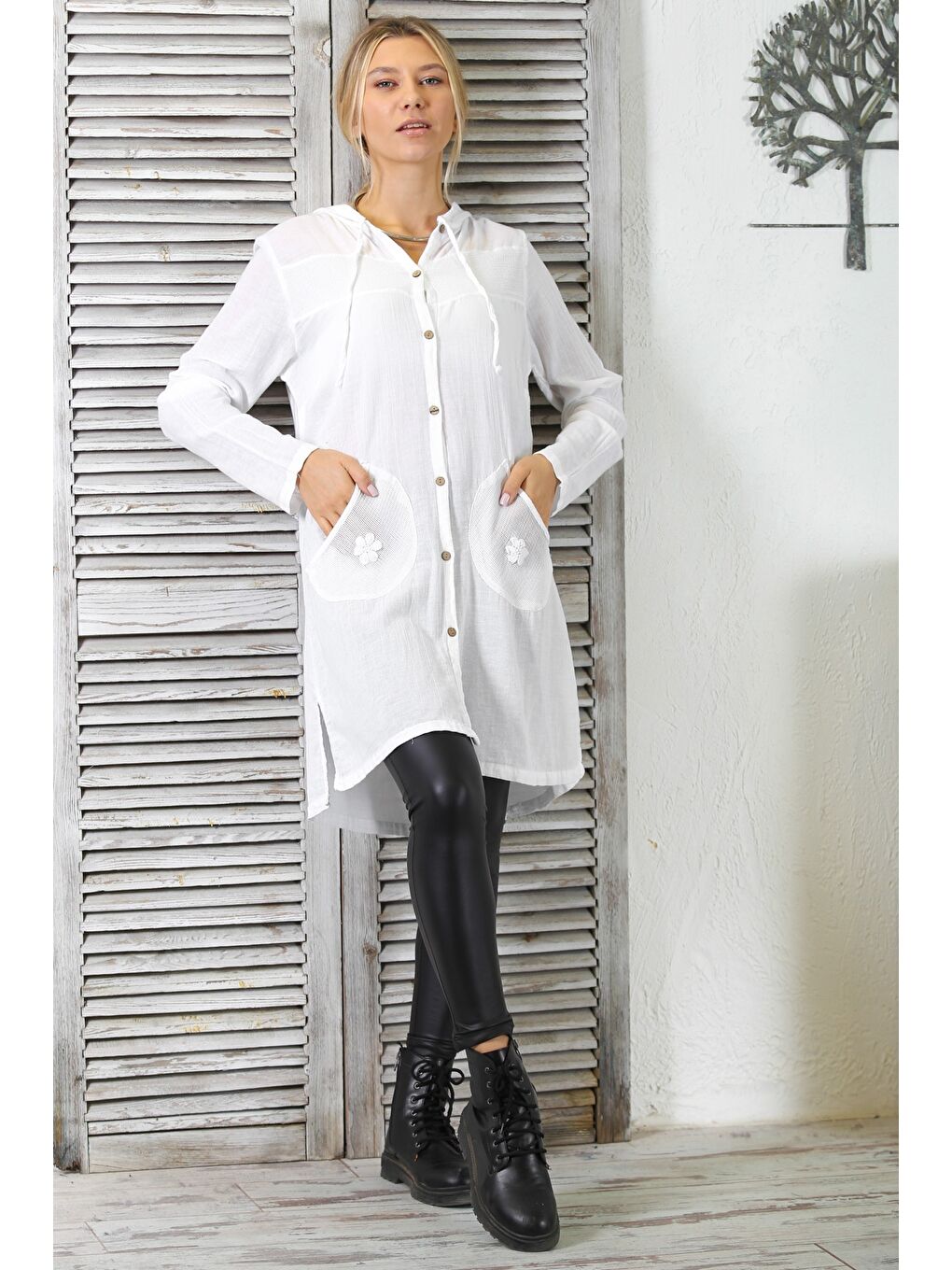 Beyaz Kapüşonlu Uzun Kol Düğmeli Çift Cepli Dokuma Long Fit Kapüşonlu Ceket-3