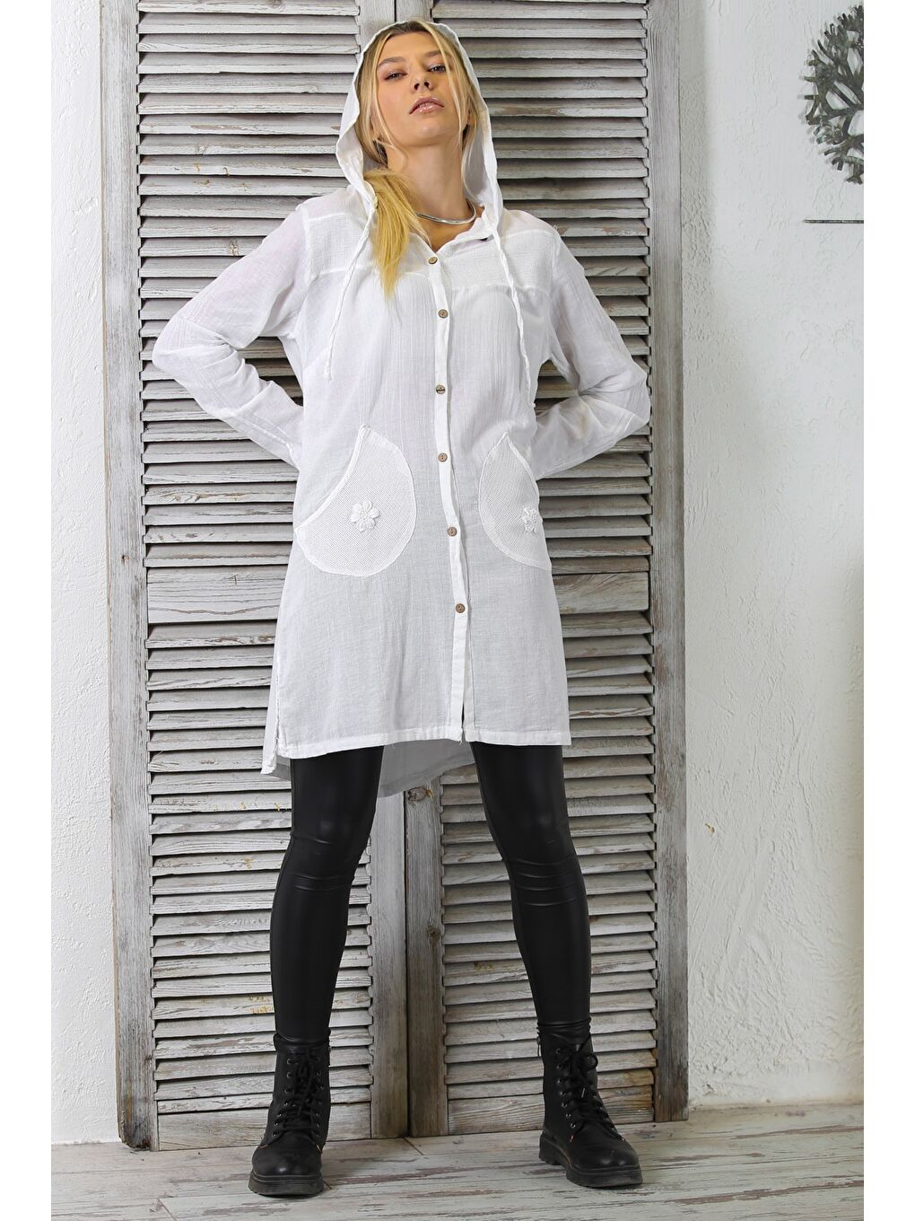 Beyaz Kapüşonlu Uzun Kol Düğmeli Çift Cepli Dokuma Long Fit Kapüşonlu Ceket-5