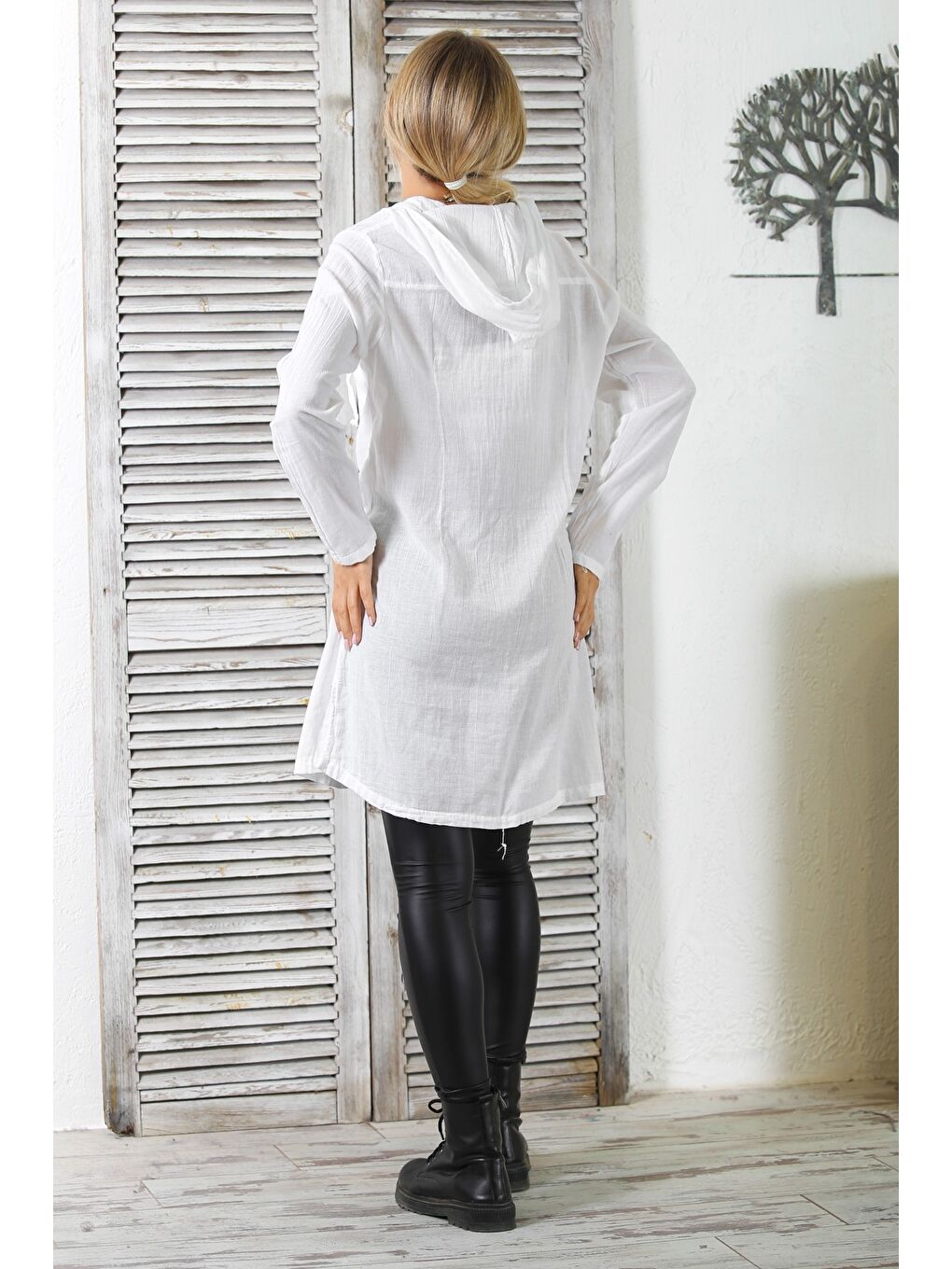 Beyaz Kapüşonlu Uzun Kol Düğmeli Çift Cepli Dokuma Long Fit Kapüşonlu Ceket-7