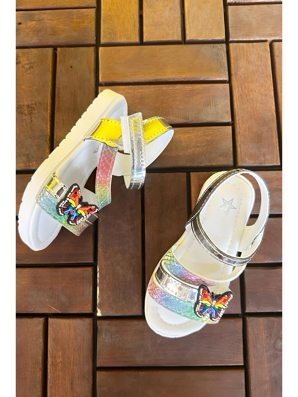 Gri Momos Kelebek Figürlü Hologram Desenli Kız Çocuk Sandalet