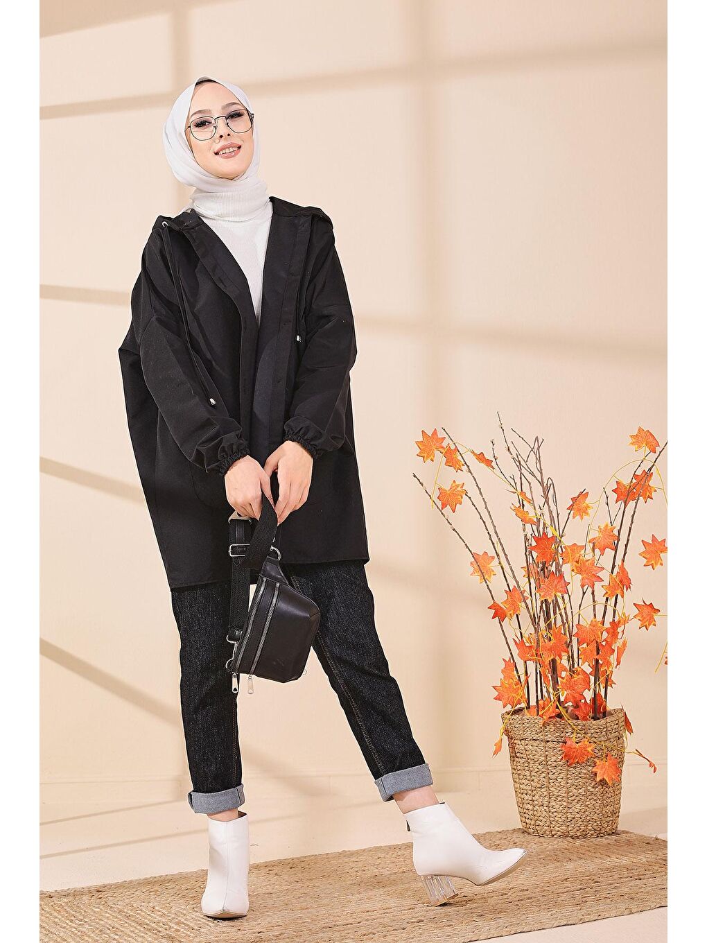 Kapüşonlu Yaka Kadın Siyah Yağmurluk - 8665-6