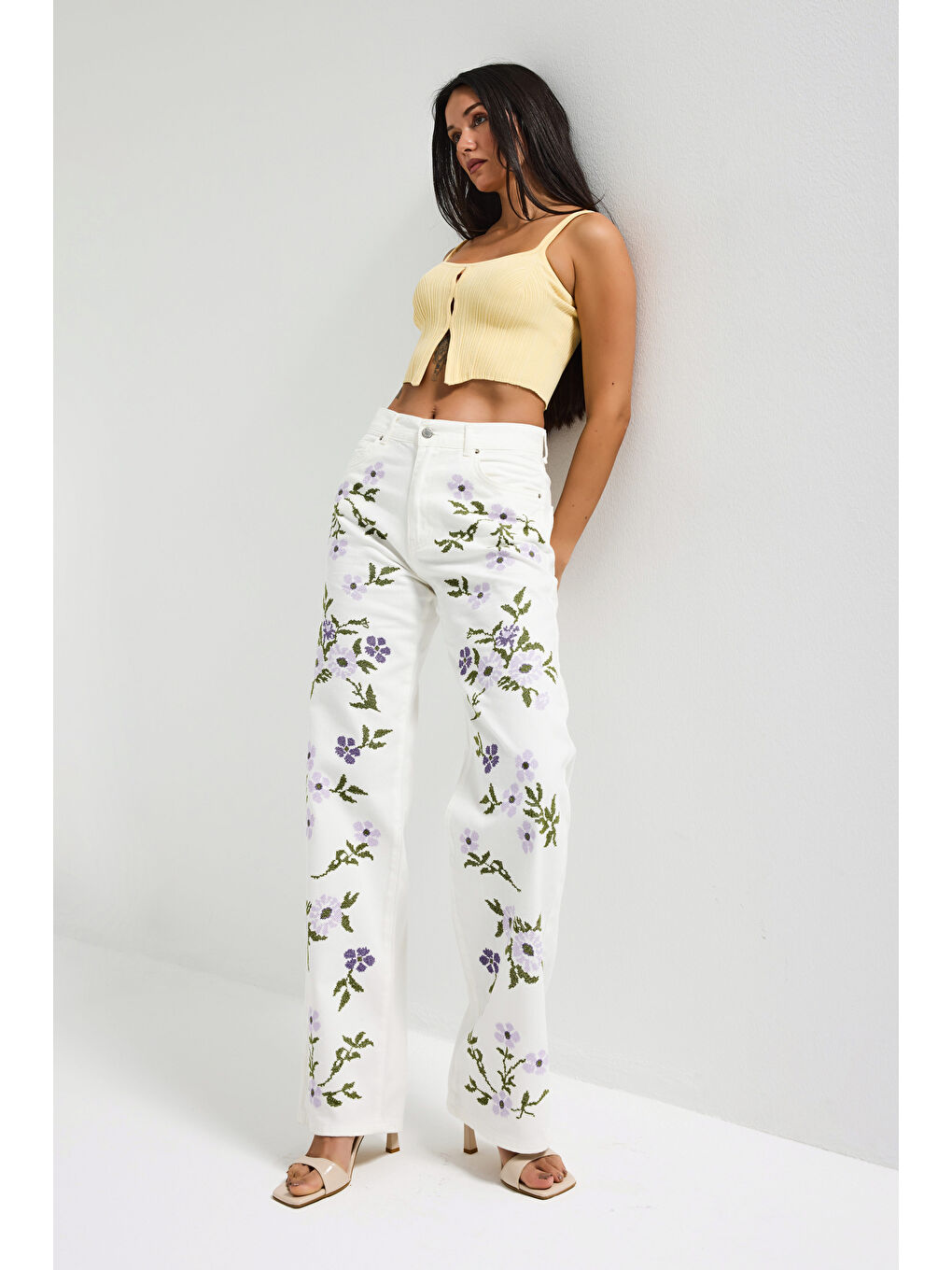 Kadın Kırık Beyaz 7s6-101 Loose Fit Çiçek Desen Nakışlı Özel Tasarım Denim Jean-1