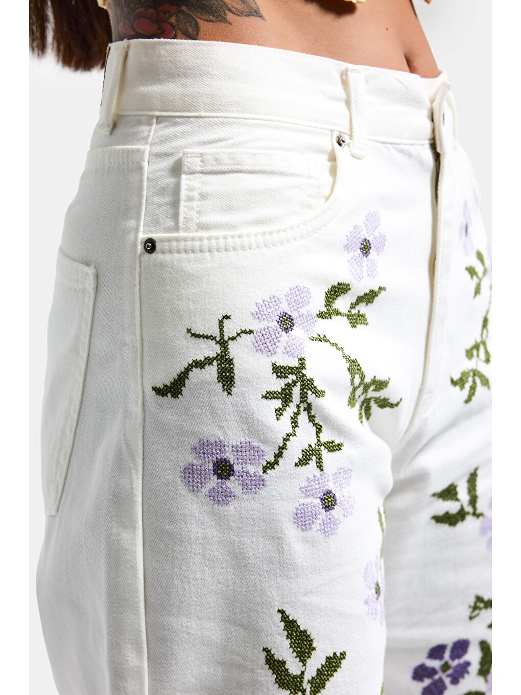 Kadın Kırık Beyaz 7s6-101 Loose Fit Çiçek Desen Nakışlı Özel Tasarım Denim Jean-3