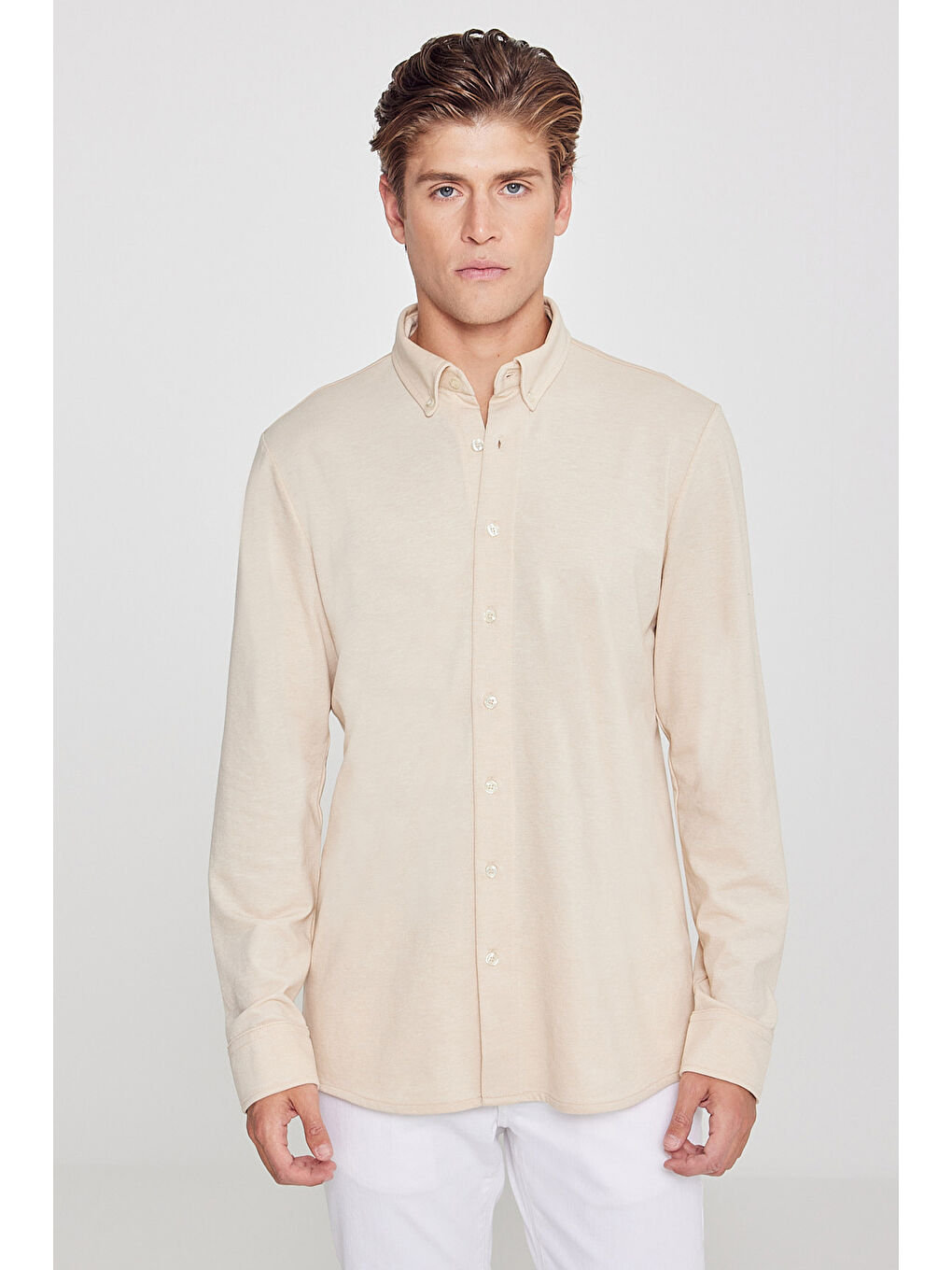 Bej Dar Kesim Düğmeli Yaka Örme Gömlek-1