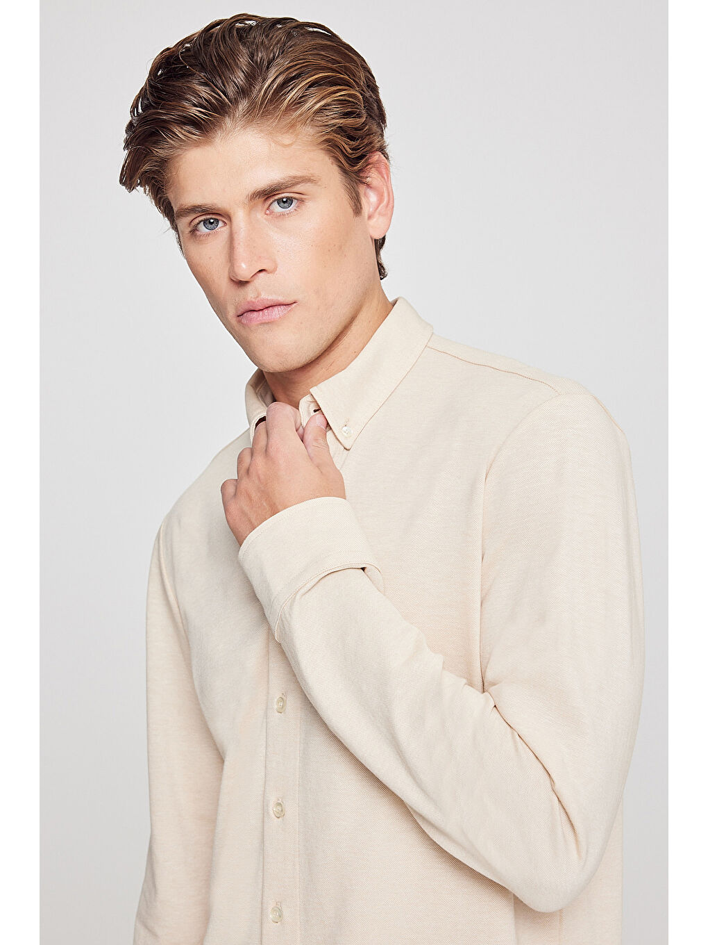 Bej Dar Kesim Düğmeli Yaka Örme Gömlek-3