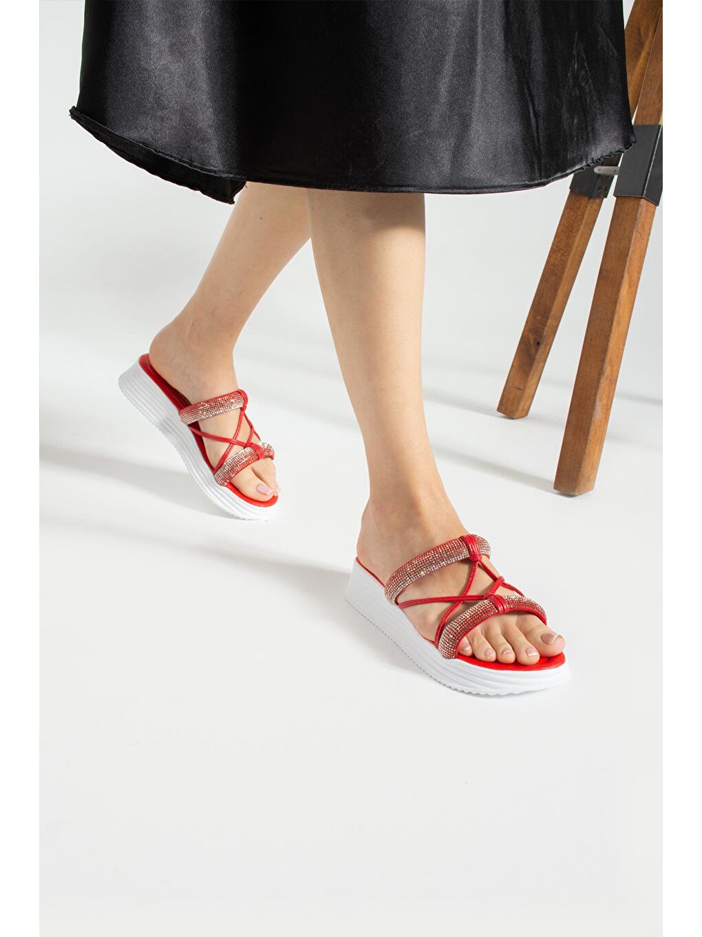 Kırmızı Kadın Taş Detaylı Terlik-1