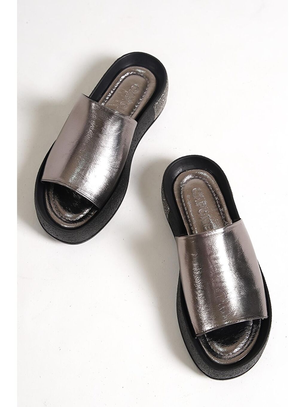 Gri Tek Geniş Bantlı Taşlı Detaylı Dolgu Topuk Metalik Kadın Terlik