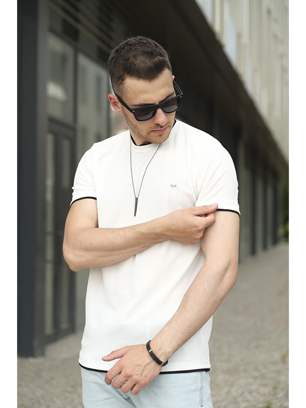 Beyaz Koben Parça Kumaş Detaylı Erkek Slim Fit Tişört-1