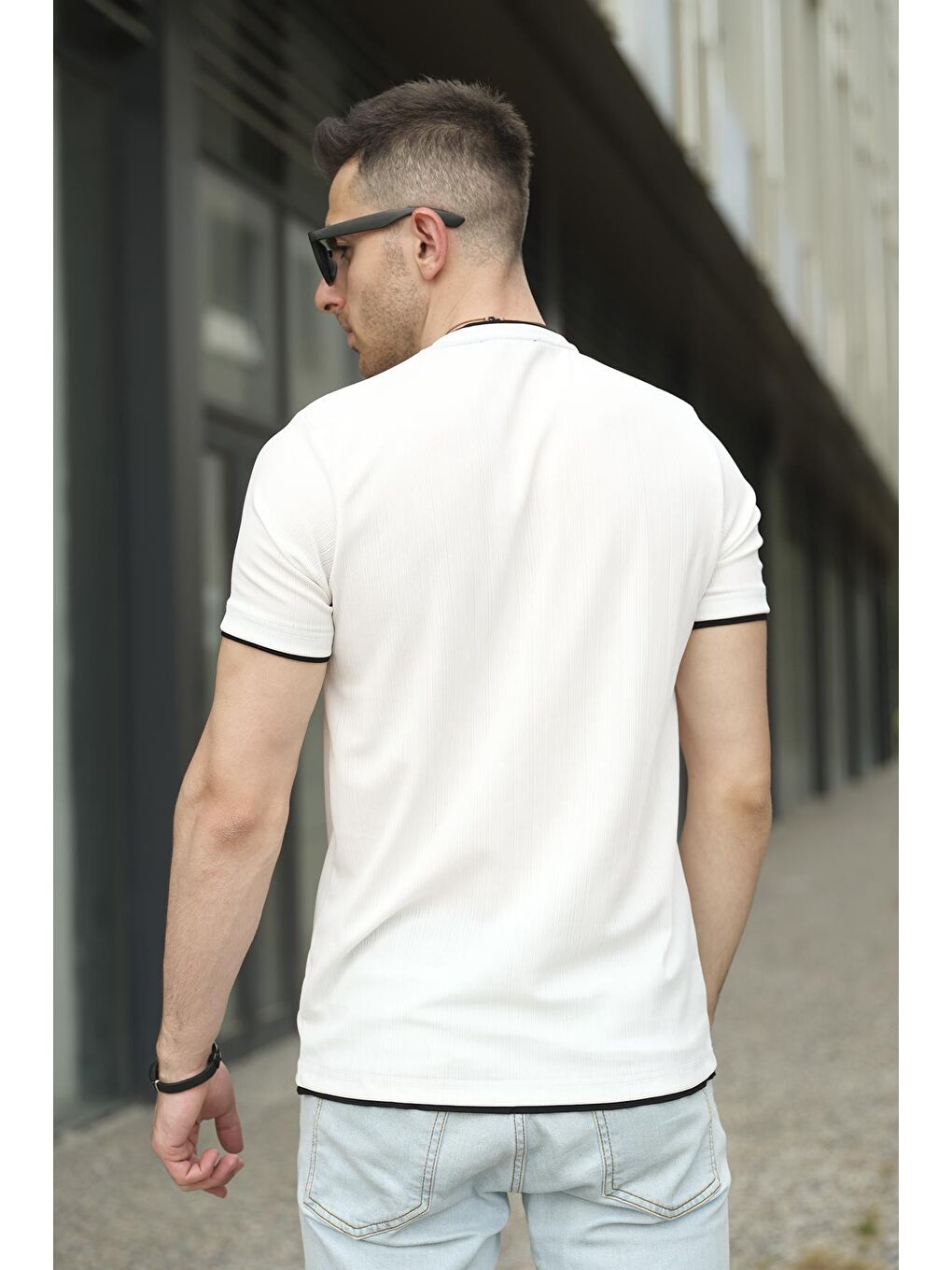 Beyaz Koben Parça Kumaş Detaylı Erkek Slim Fit Tişört-3