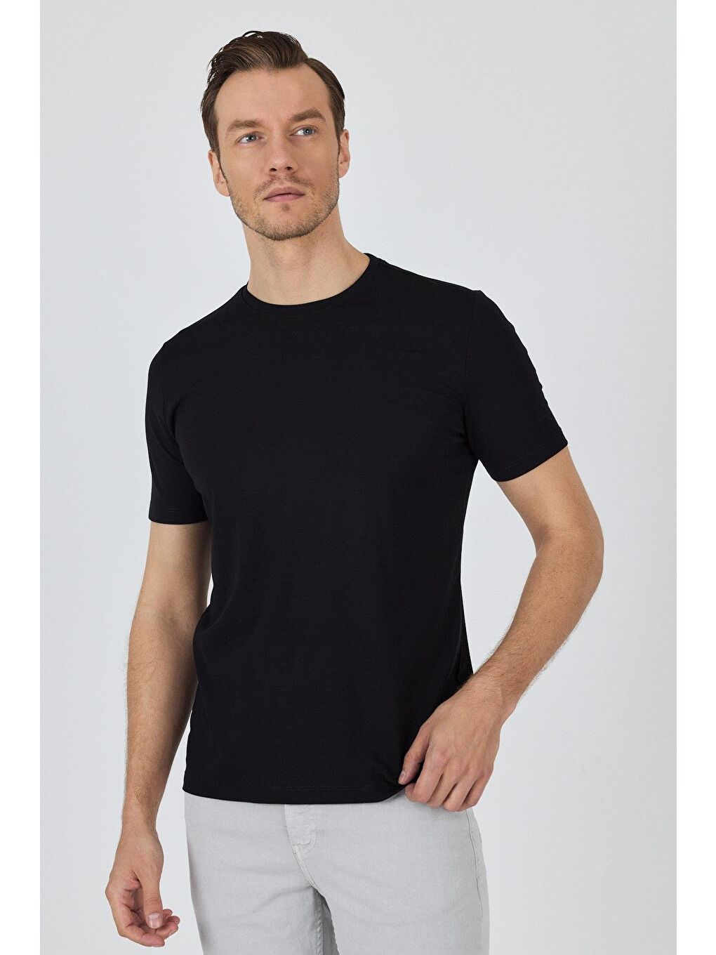 Siyah Kısa Kol Bisiklet Yaka Cepsiz Pamuklu Casual Slim Fit Tişört 1011250165-2