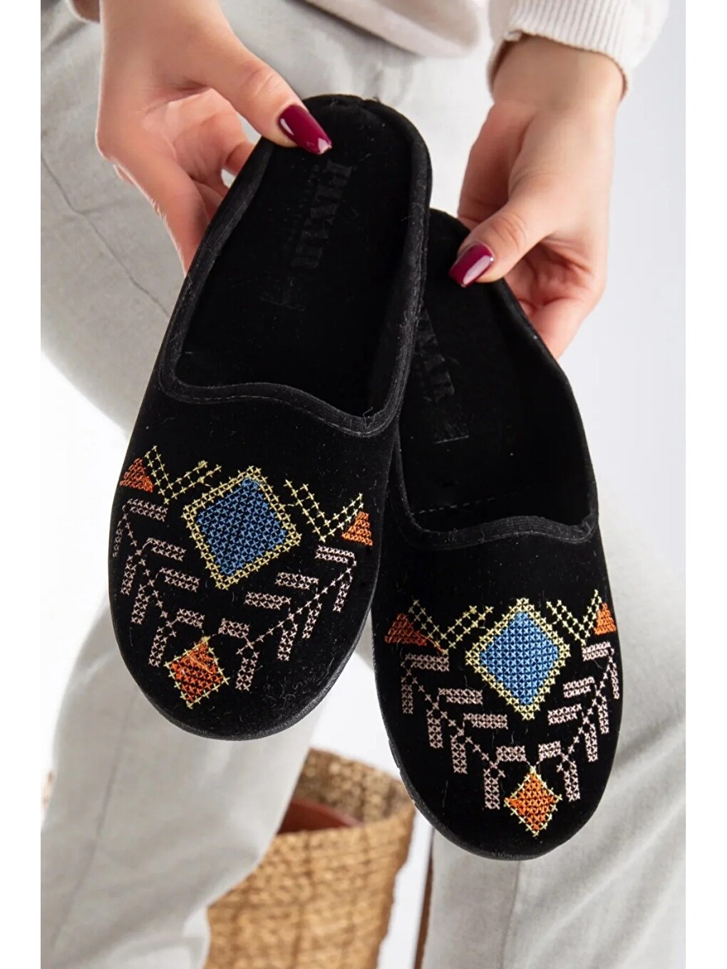 Siyah 2'li Unisex Nakışlı Kadife Ev Terliği-1