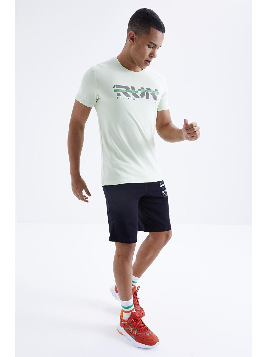 Açık Yeşil - Lacivert Yazı Baskılı O Yaka Bermuda Erkek Şort Takım - 85167-2