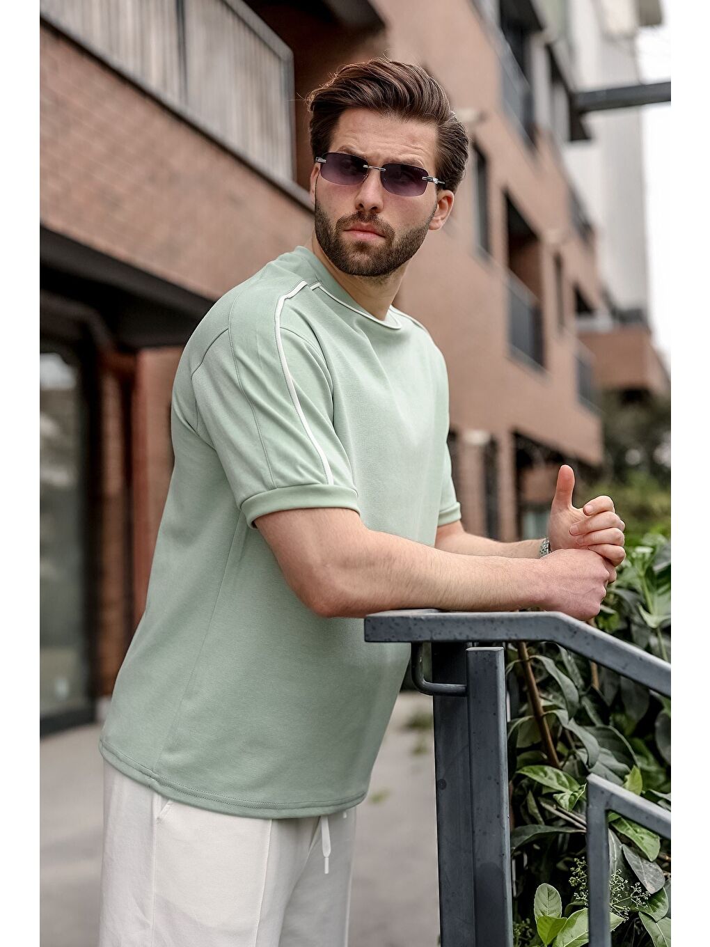 Yeşil Şerit Detaylı Modern Kesim Erkek Tişört E7182-2