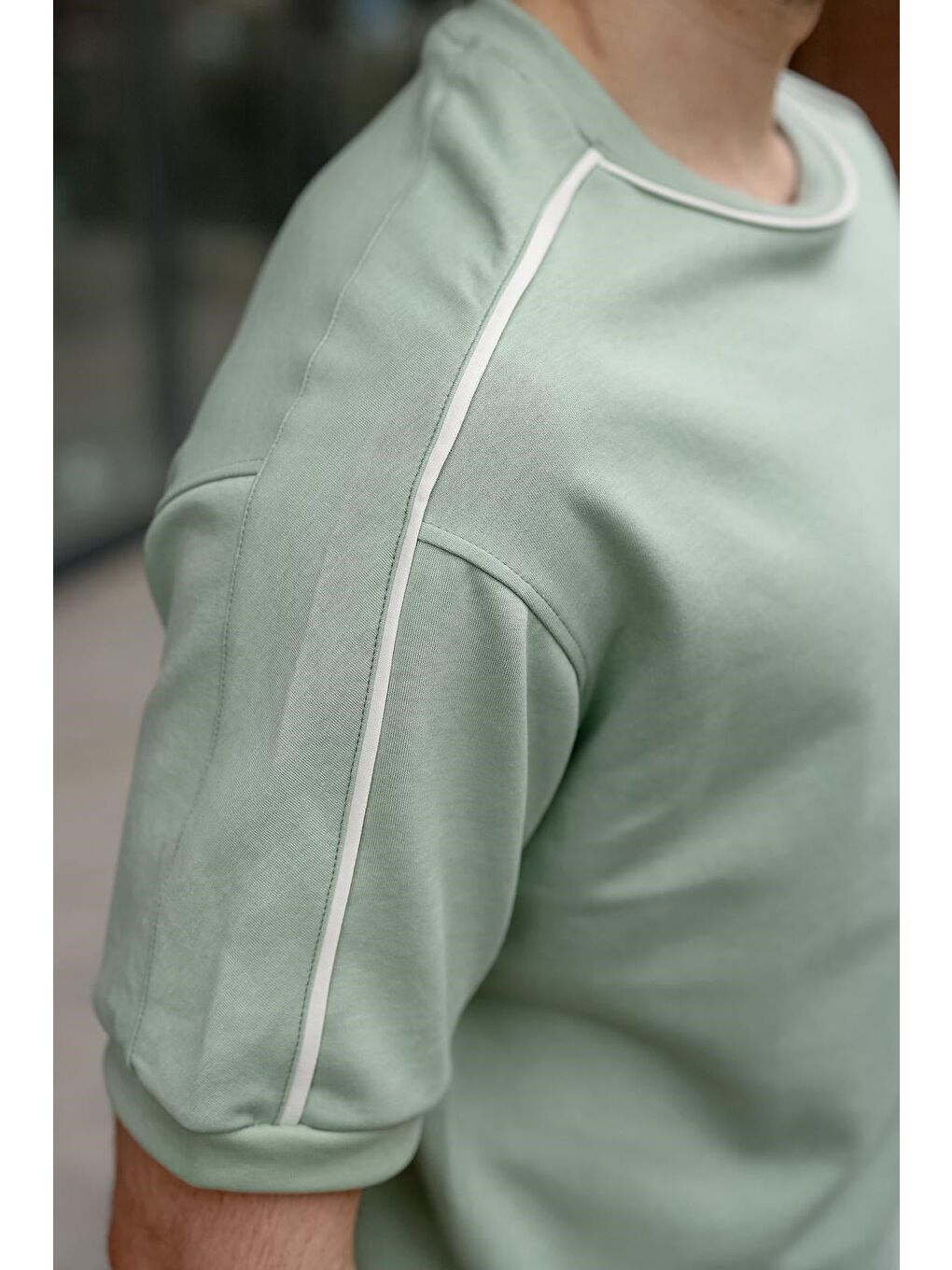 Yeşil Şerit Detaylı Modern Kesim Erkek Tişört E7182-5