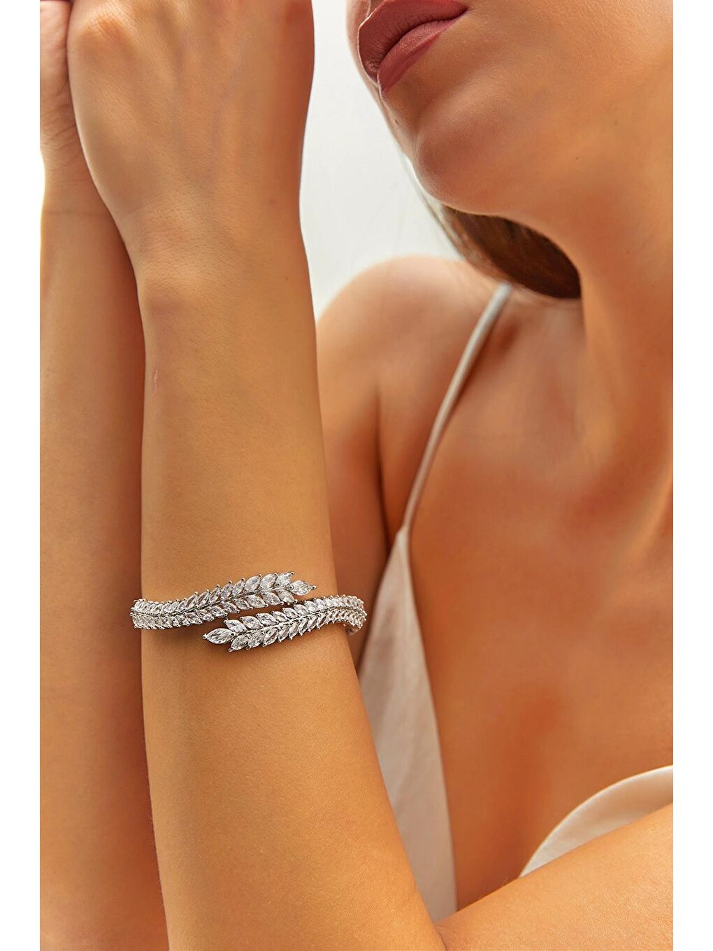 Gri Kadın Aksesuar Çelik Şık Kelepçe Bileklik-1