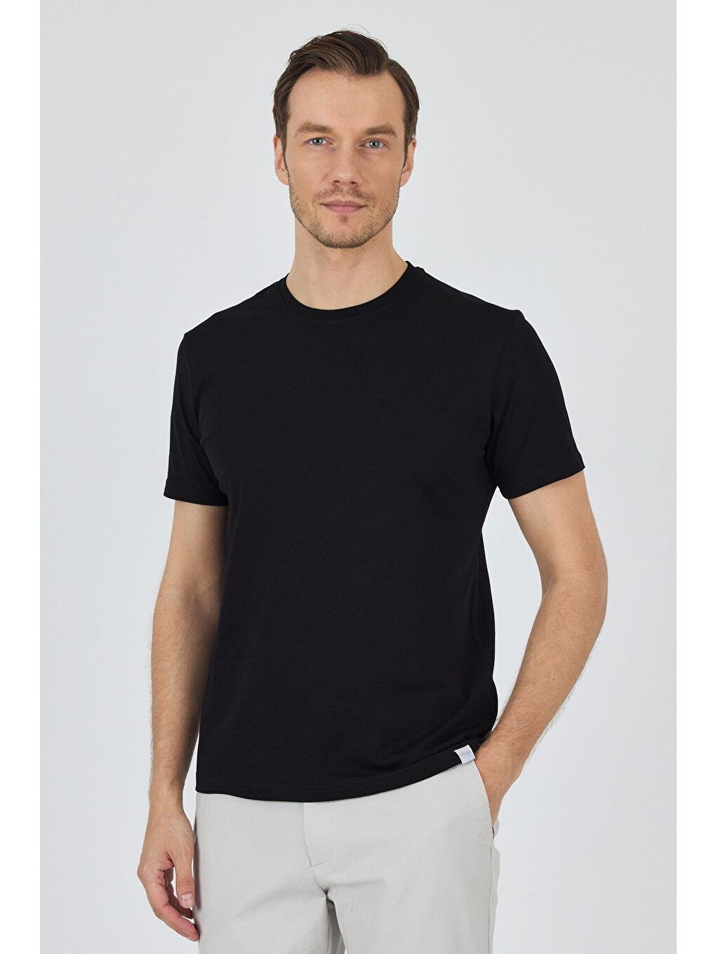 Siyah Kısa Kol Bisiklet Yaka Cepsiz Pamuk Casual Slim Fit Tişört 1011250158