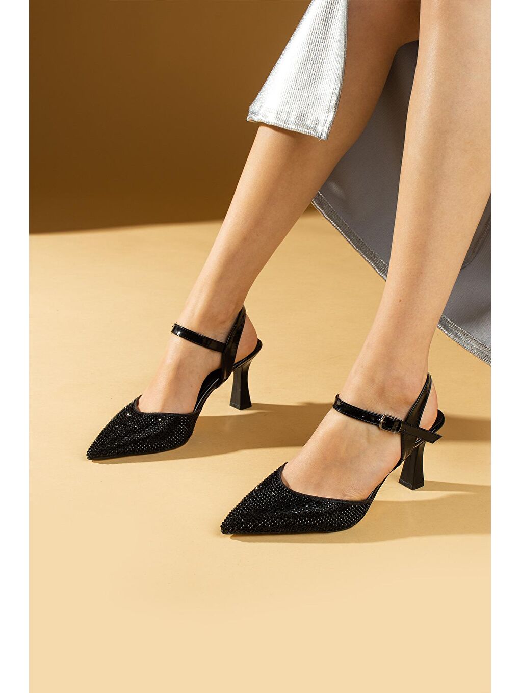 Siyah Gold Simli Tokalı Önü Kapalı Sivri Burun Topuklu Kadın Ayakkabı 64-064-24Sim