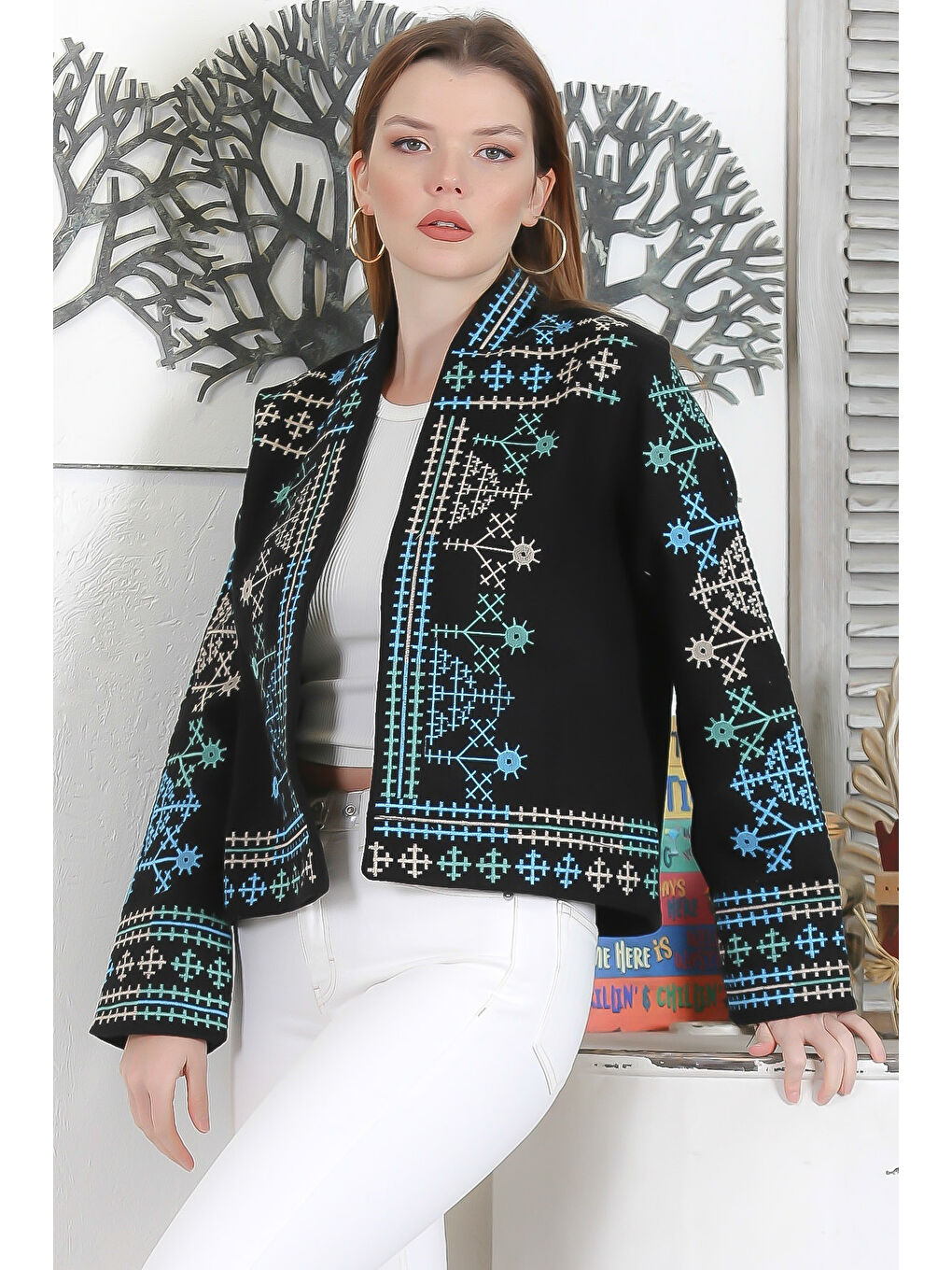 Siyah Kimono Yaka Uzun Kol Kapamasız Yaka Ve Kol Nakışlı Casual Kaşe Dokuma Ceket