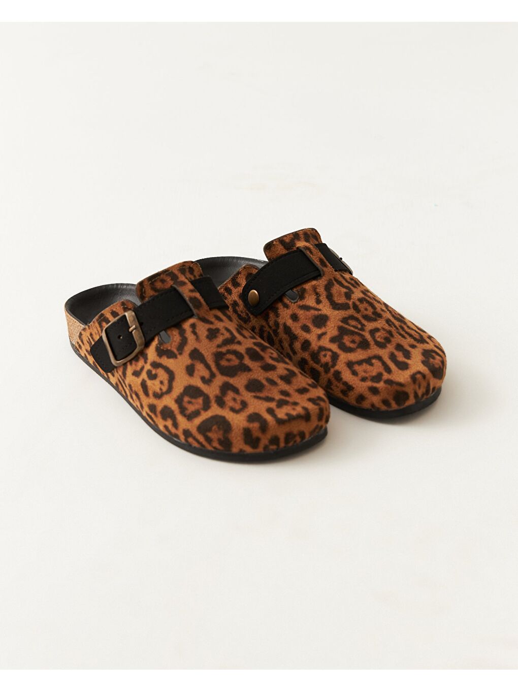 Turuncu Kadın Tokalı Leopar Desenli Önü Kapalı Ev Terliği