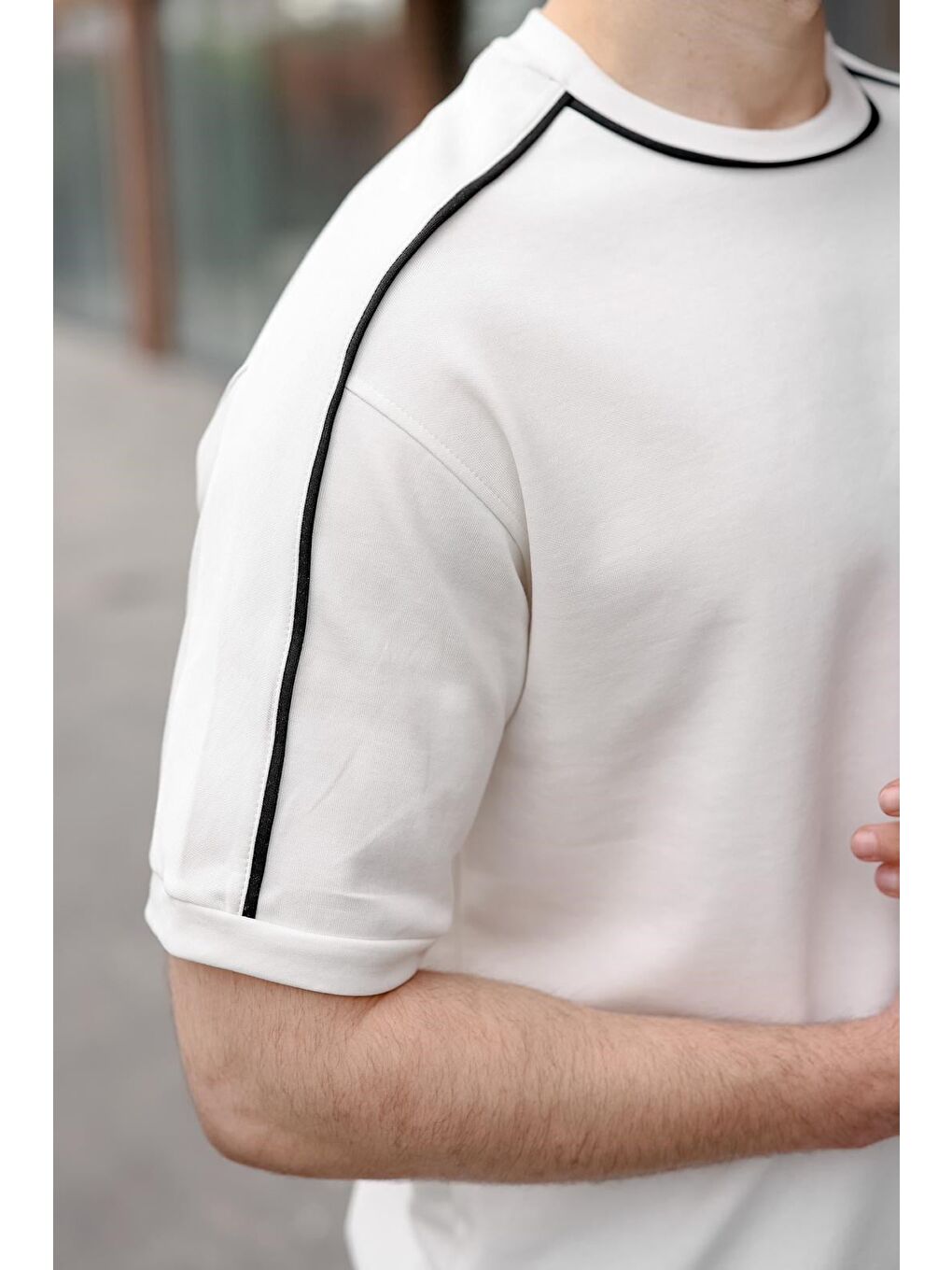 Ekru Şerit Detaylı Modern Kesim Erkek Tişört E7182-2