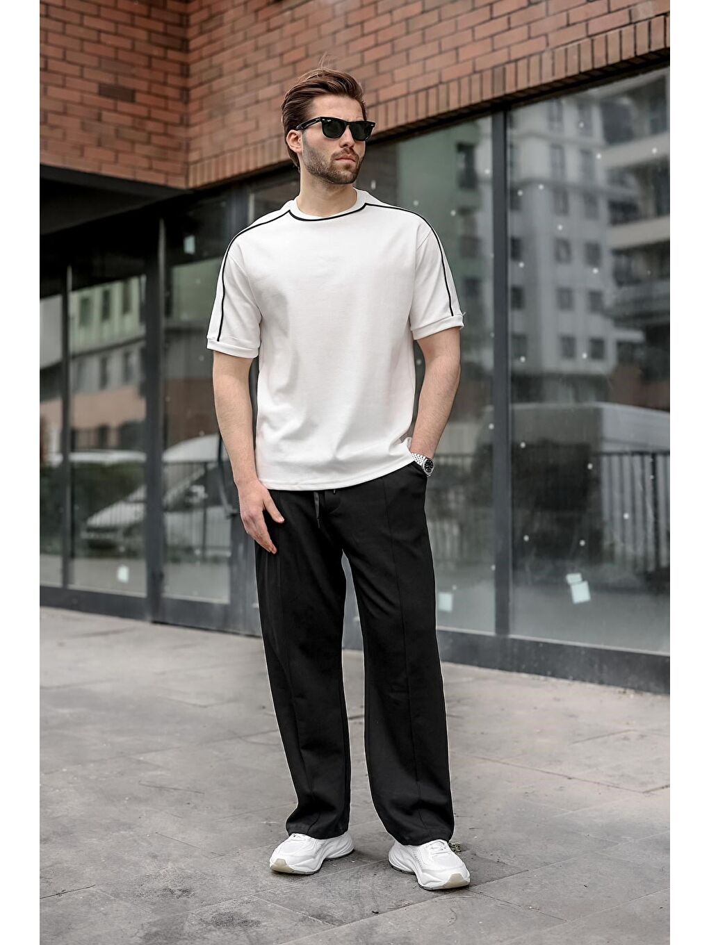 Ekru Şerit Detaylı Modern Kesim Erkek Tişört E7182-4