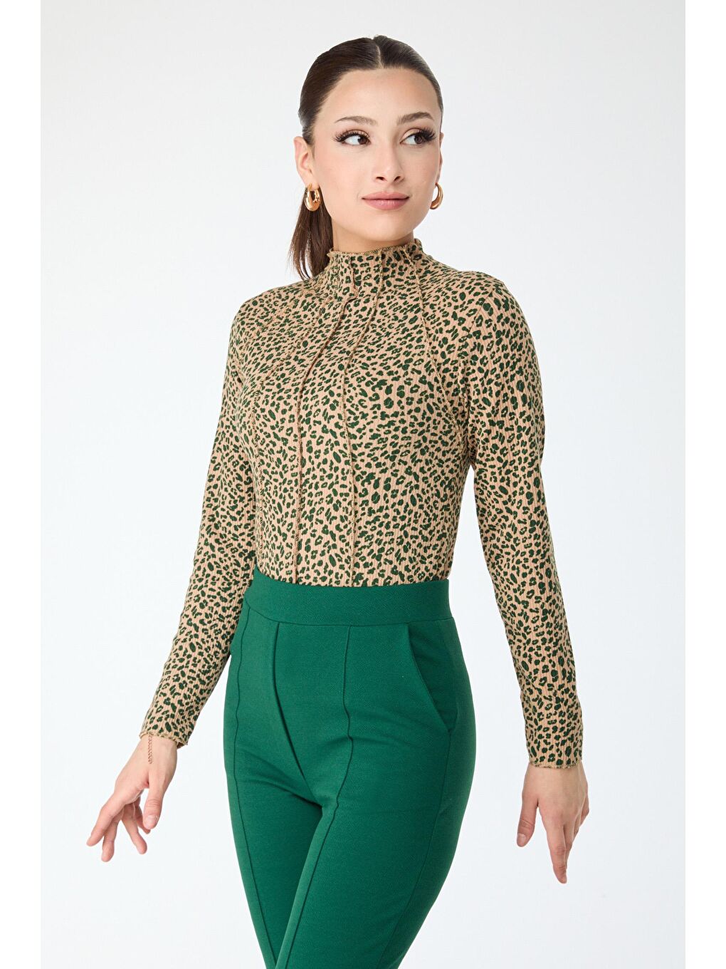 Yarım Balıkçı Yaka Kadın Haki Desenli Bluz - 24269-1