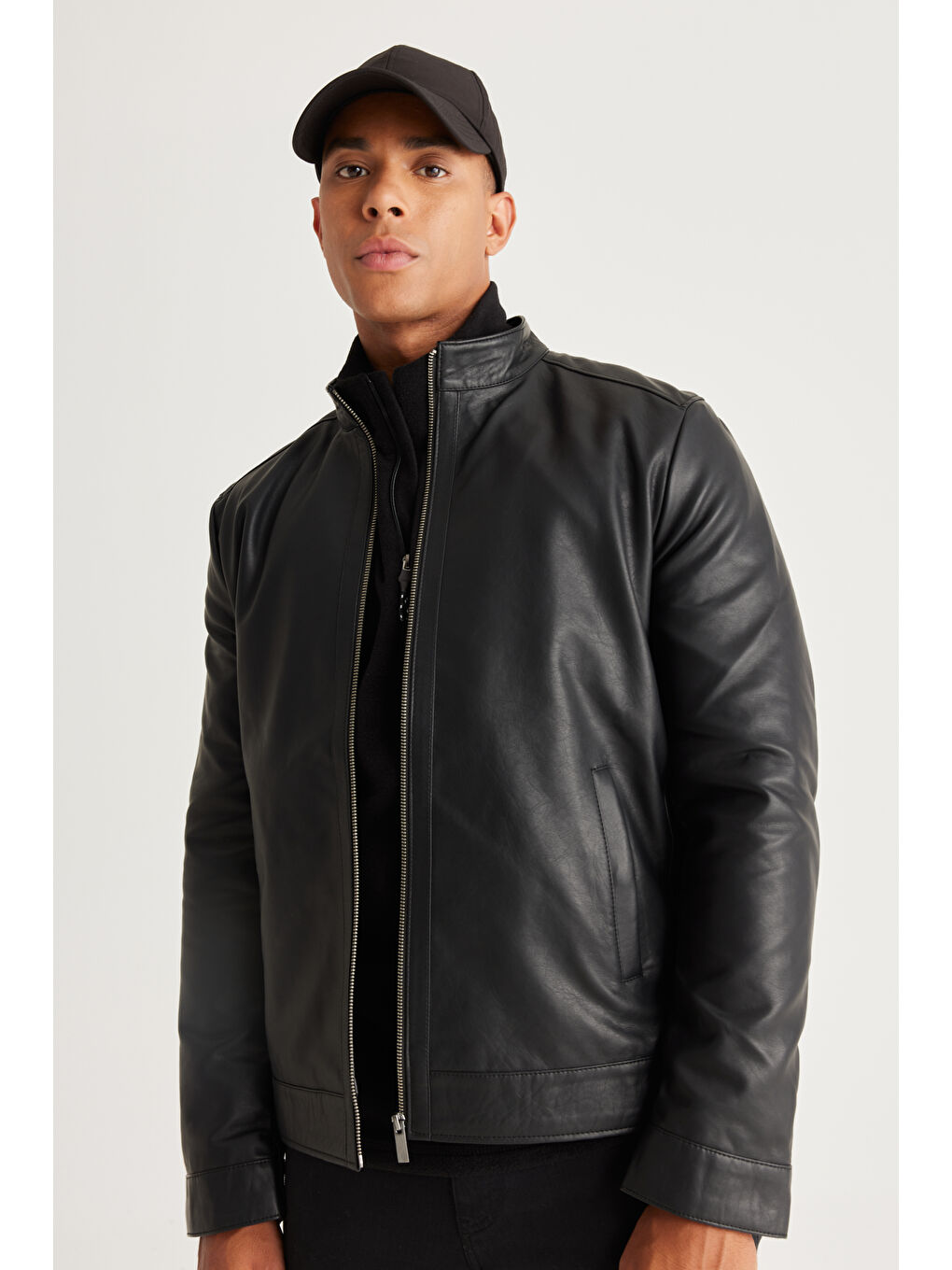 Erkek Siyah Standart Fit Normal Kesim Dik Yaka Mont