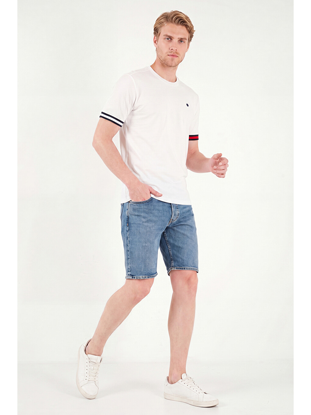 Beyaz Bisiklet Yaka Kolları Renkli Şerit Detaylı T Shirt 5904060-1