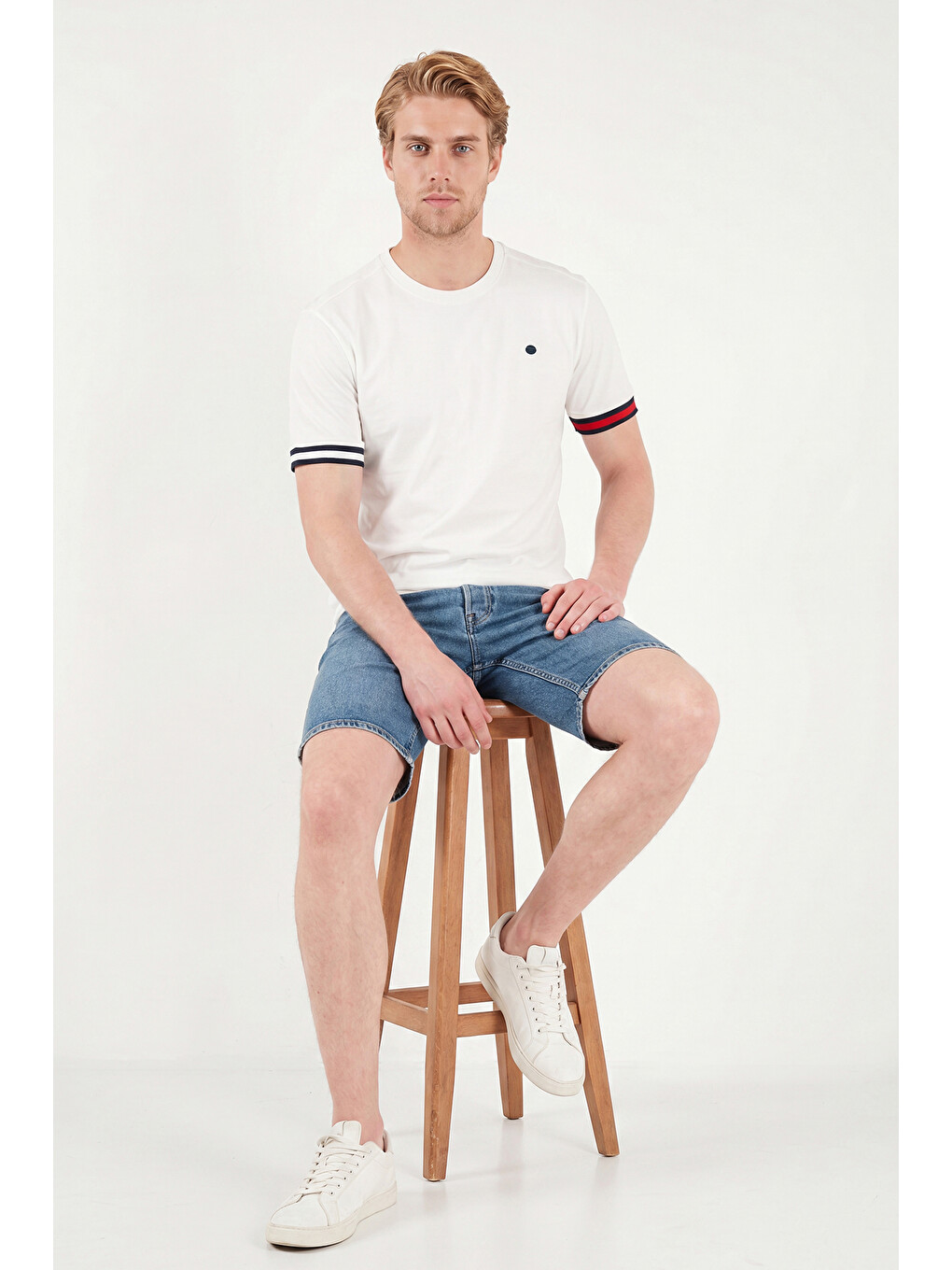 Beyaz Bisiklet Yaka Kolları Renkli Şerit Detaylı T Shirt 5904060-5