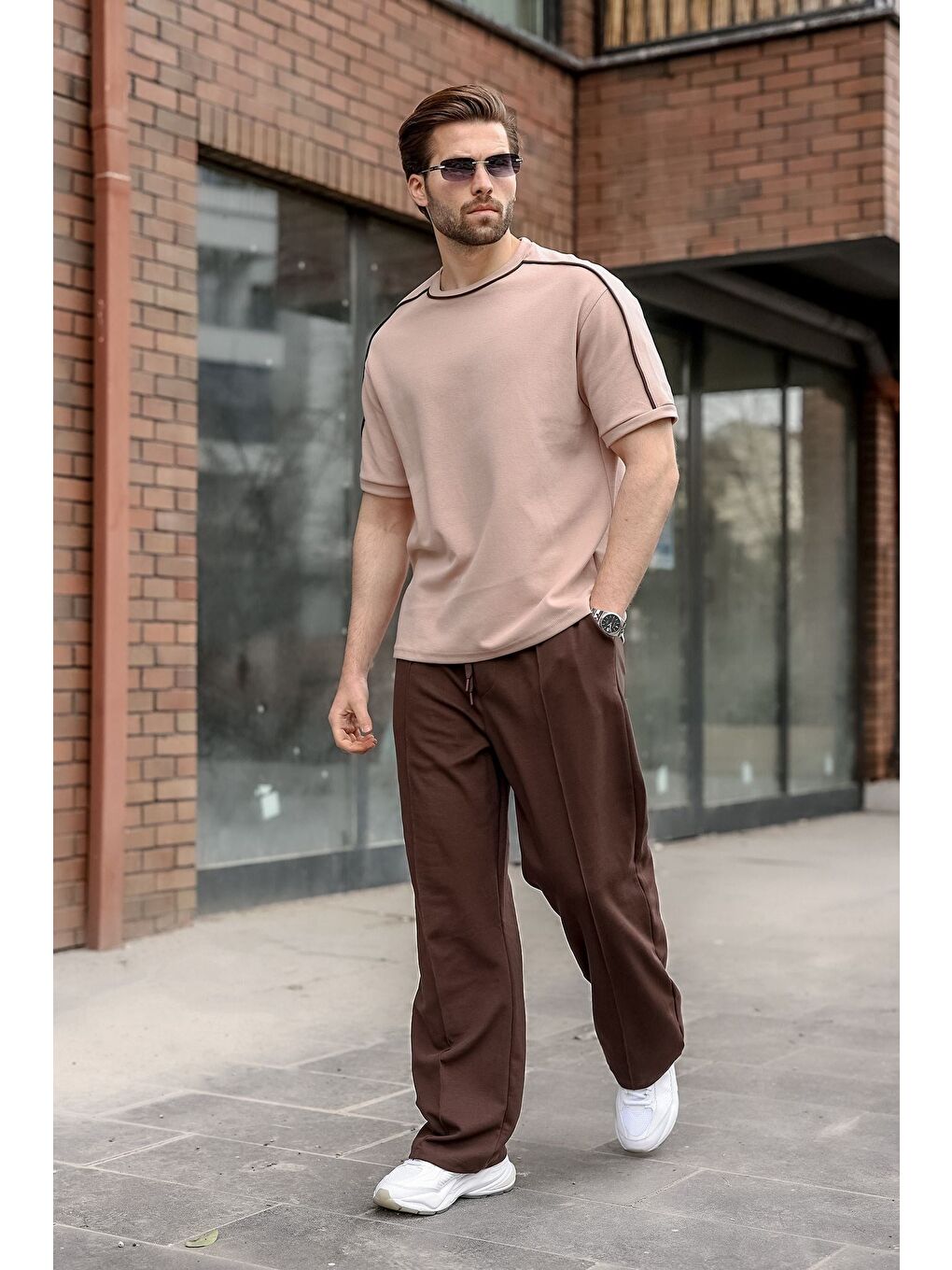 Kahverengi Şerit Detaylı Modern Kesim Erkek Tişört E7182